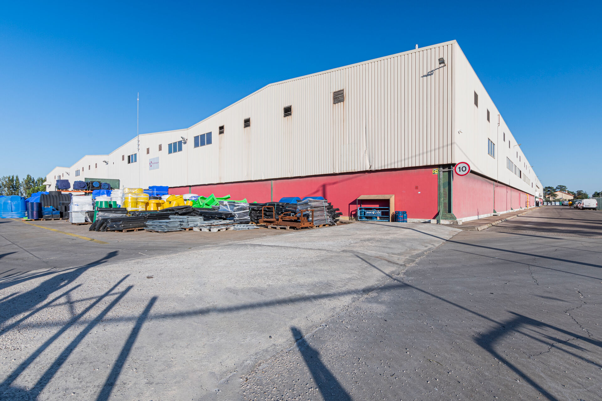 Armazém com 1056m2m2 e pé direito com 8,3m no Pinhal Novo
