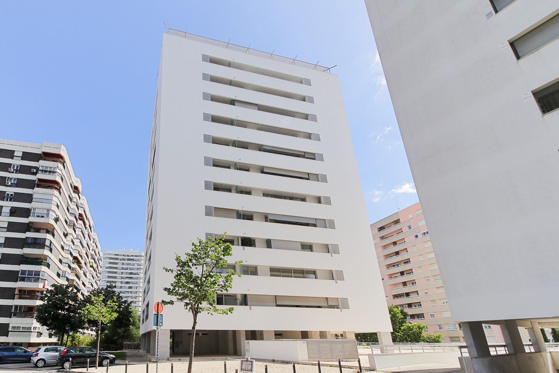 Espaçoso e luminoso Apartamento T3, com Varandas, Garagem e Vista Rio, em Miraflores, Lisboa