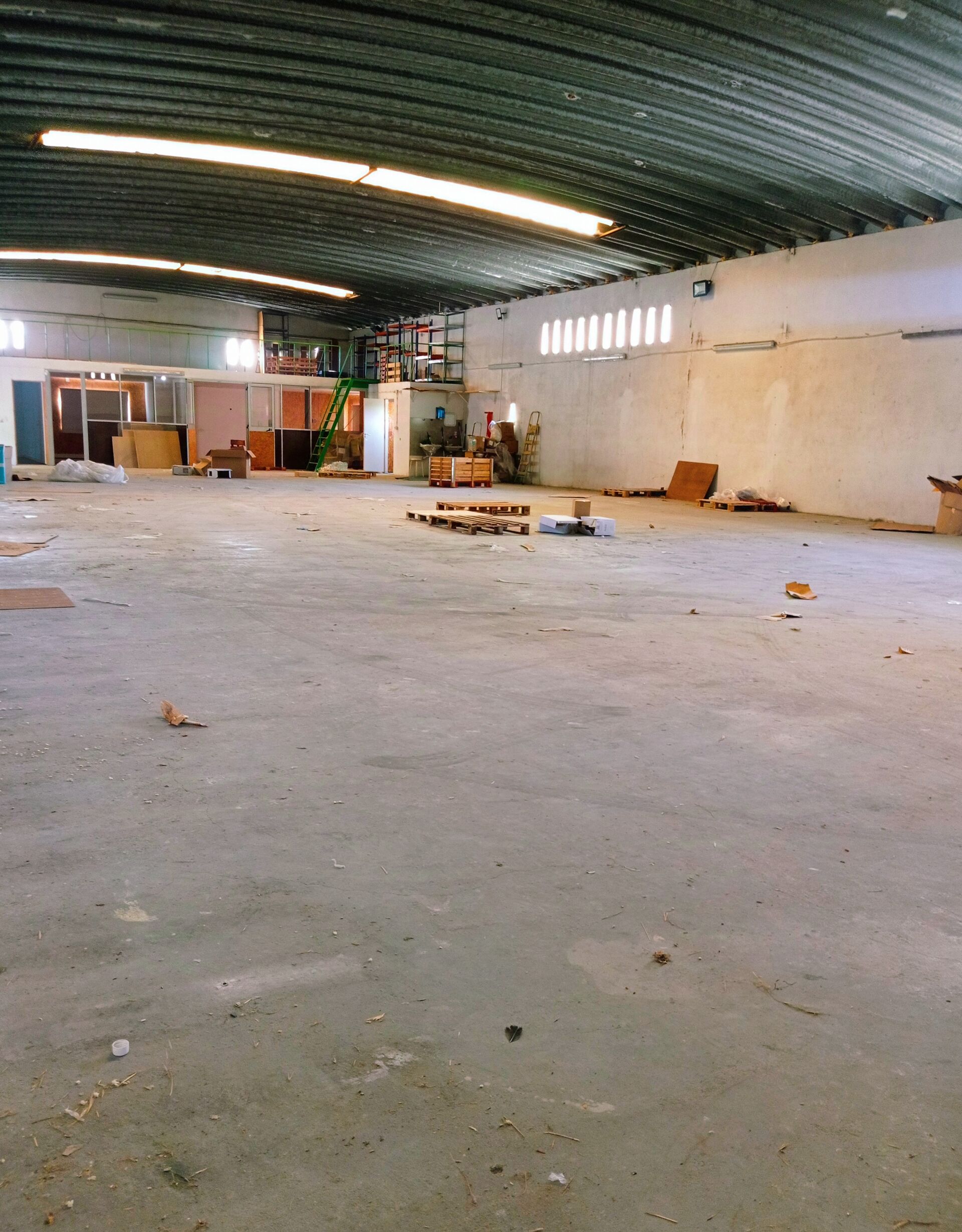 Armazém para arrendamento em Almada