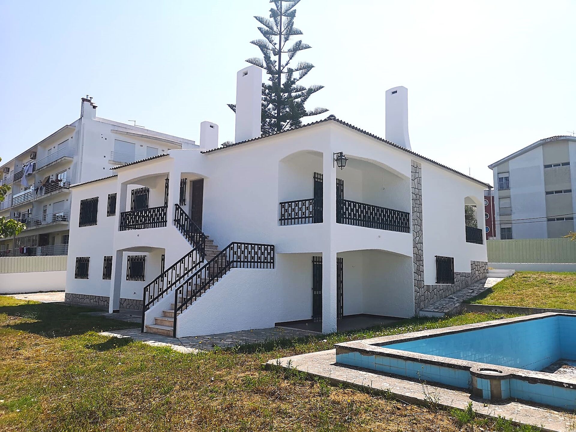 Moradia de grandes dimensões com amplo espaço exterior localizado na Cotovia, Sesimbra