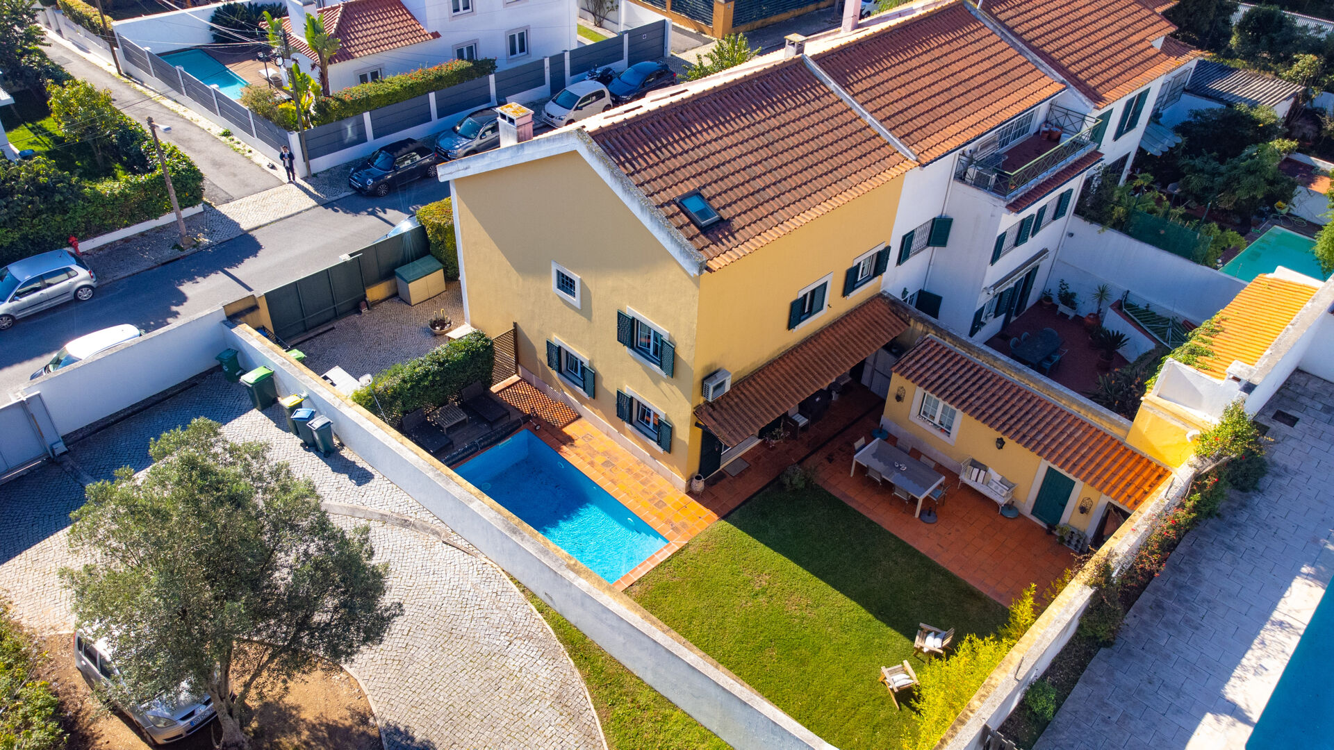 Moradia Geminada T4+2, jardim e piscina no Restelo