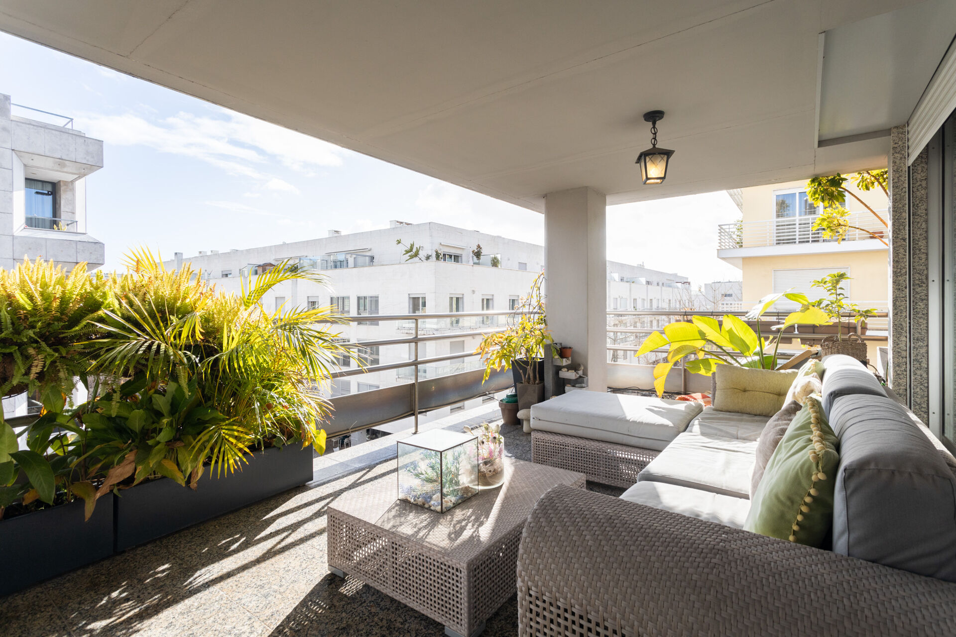 Duplex T4 com terraço, 3 lugares de garagem e vista rio