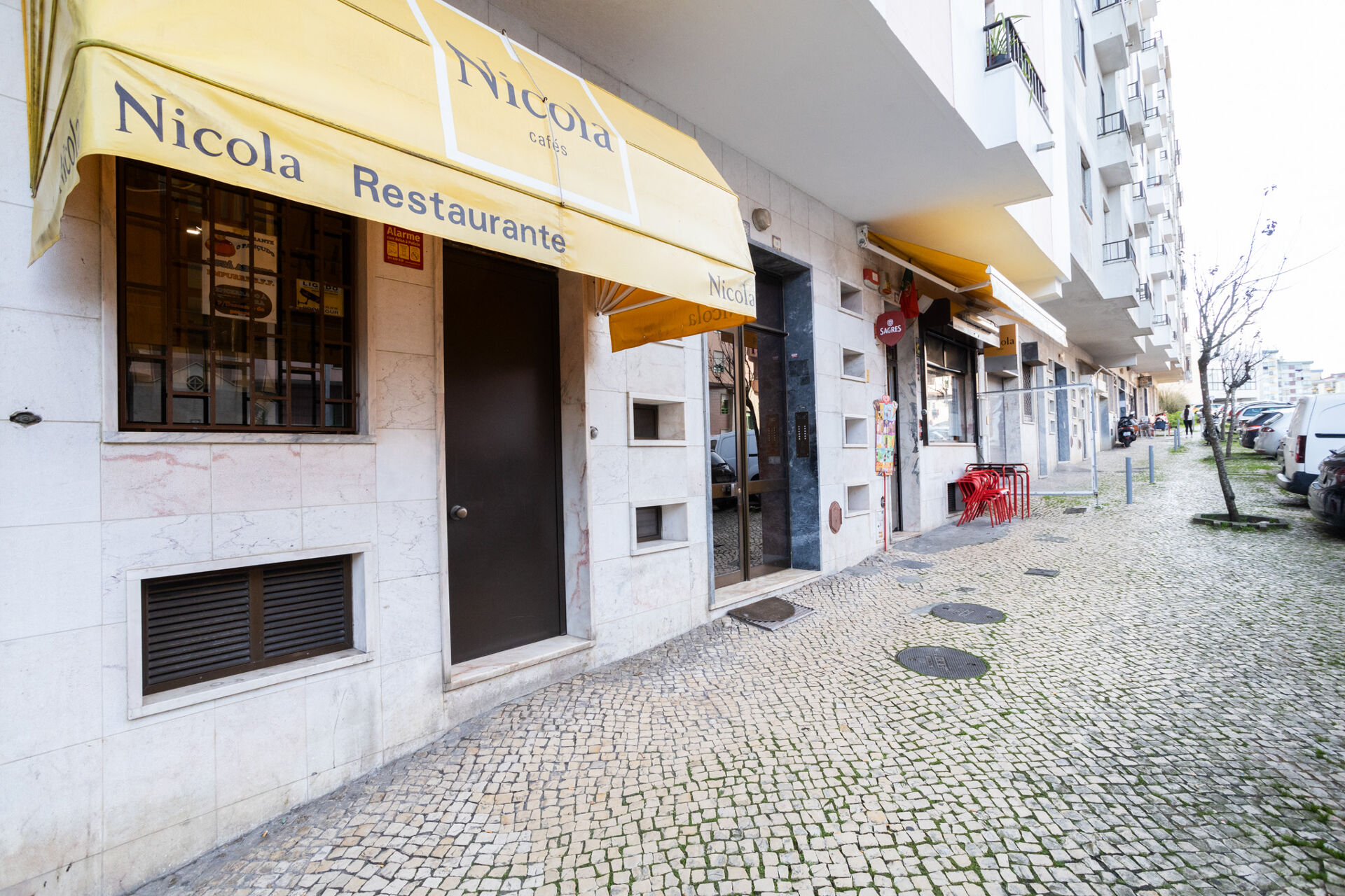 Restaurante composto por 3 lojas e em pleno funcionamento 