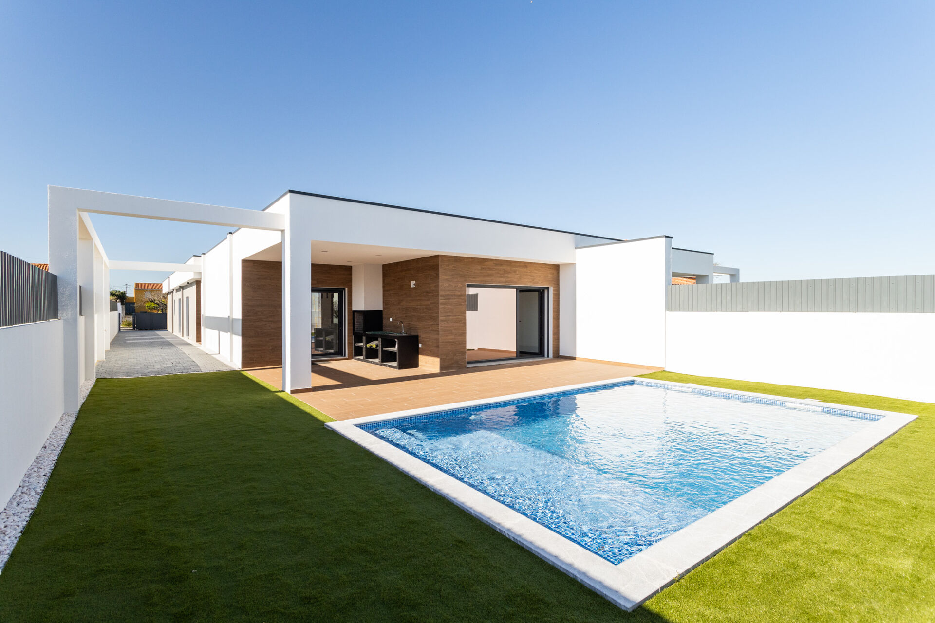 Moradia Térrea Nova T4 com Piscina e Jardim Interior em Fernão Ferro