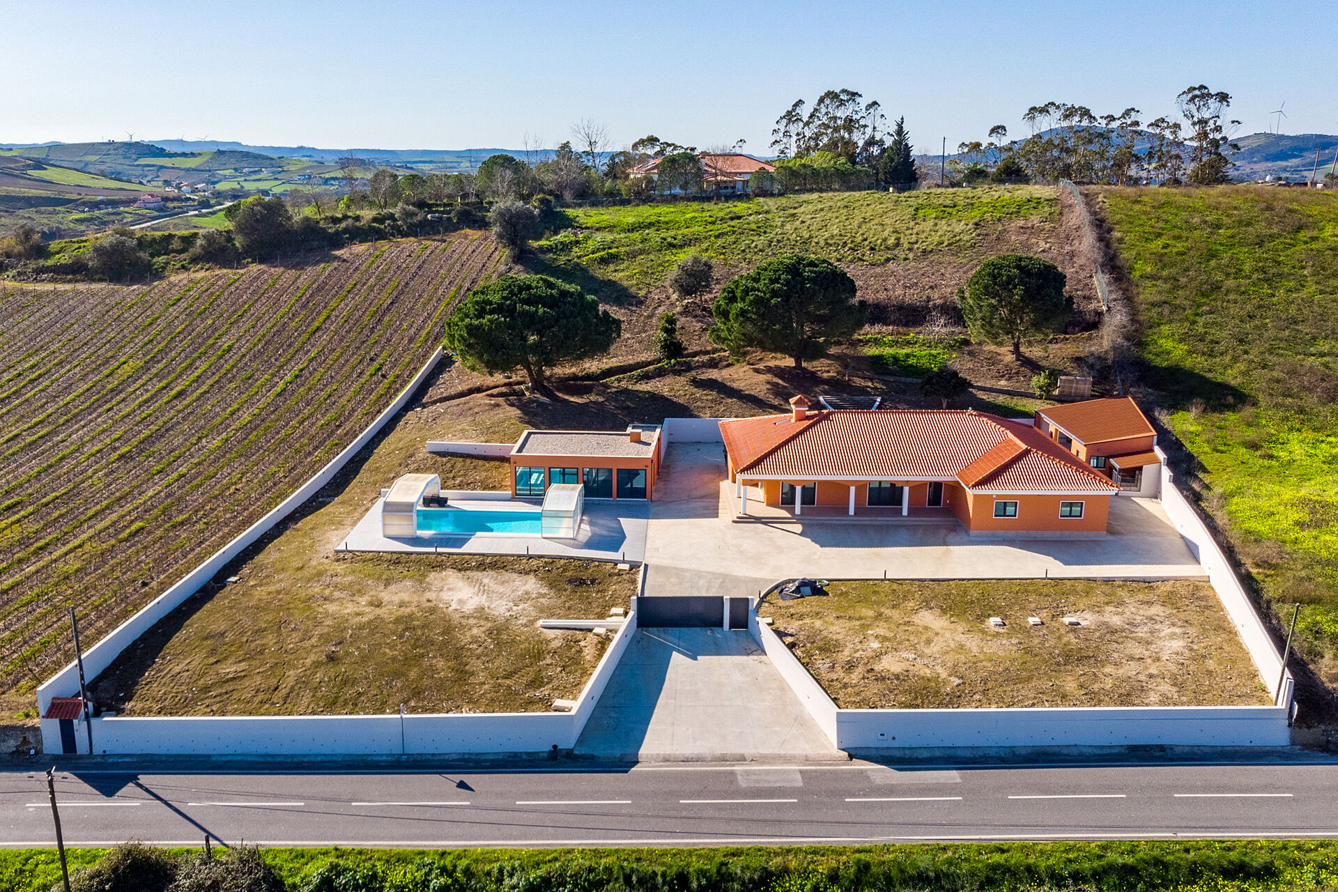 Propriedade com Moradia T5 com piscina ,Sobral de Monte Agraço