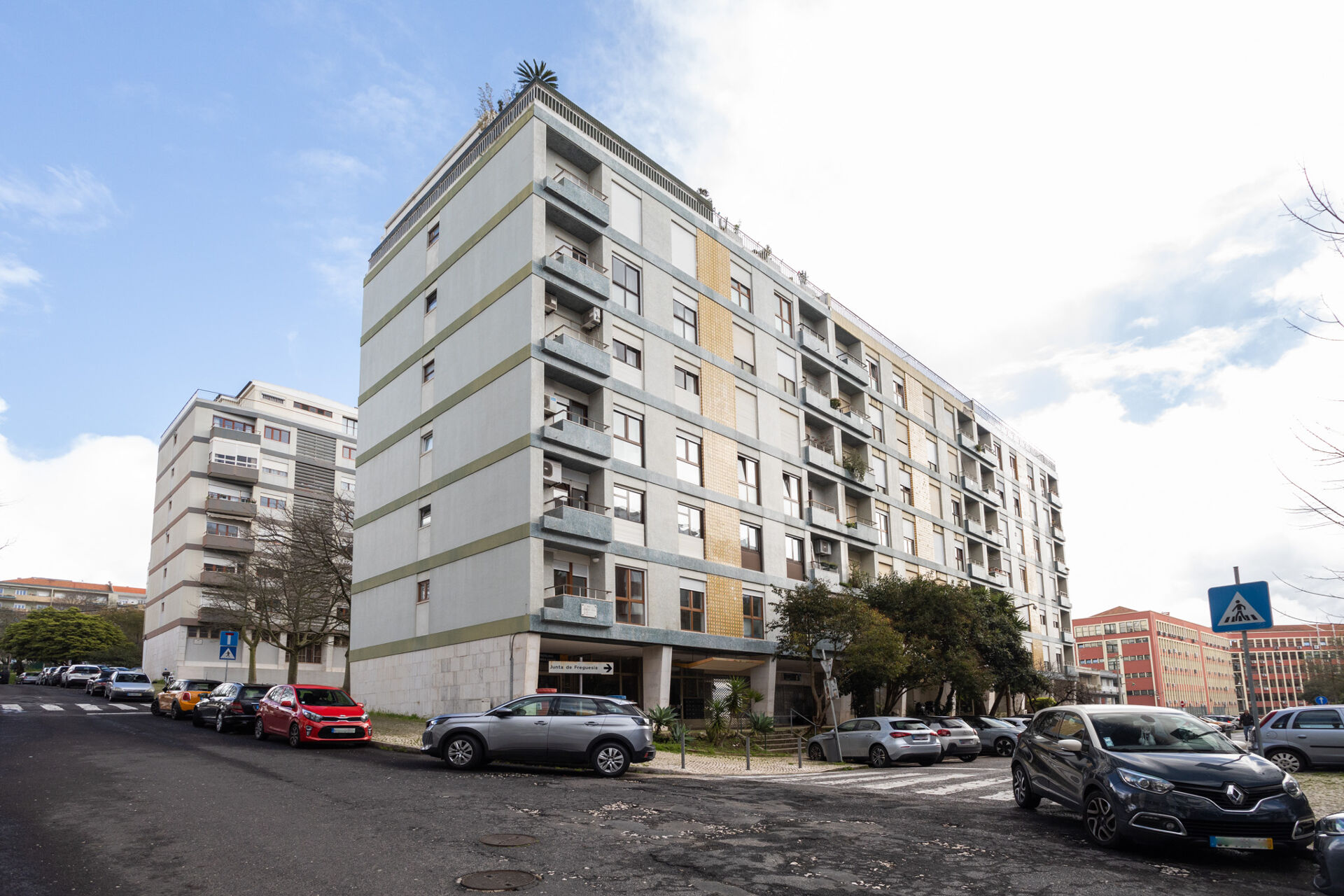 Encantador Apartamento T3 no Restelo: O Refúgio Ideal para a Sua Família!
