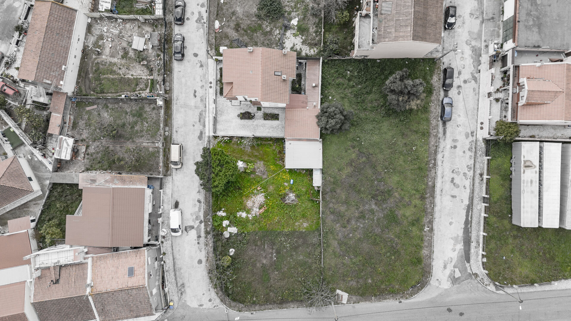 Crie o Seu Lar de Sonho a Escassos Minutos de Lisboa: Terreno Urbano com Projeto Aprovado em Santa Iria de Azóia!
