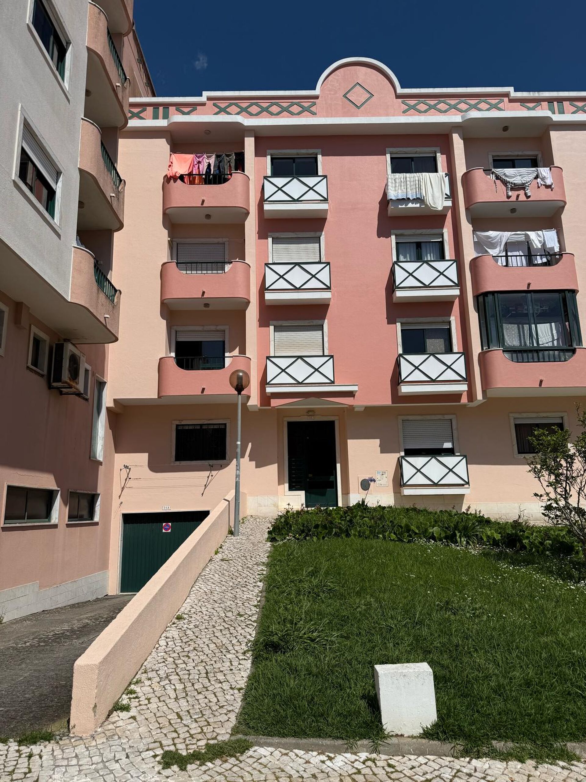 Apartamento Espetacular T2: Ideal para Famílias, com Elevador, Estacionamento e Lareira em Zona Tranquila!