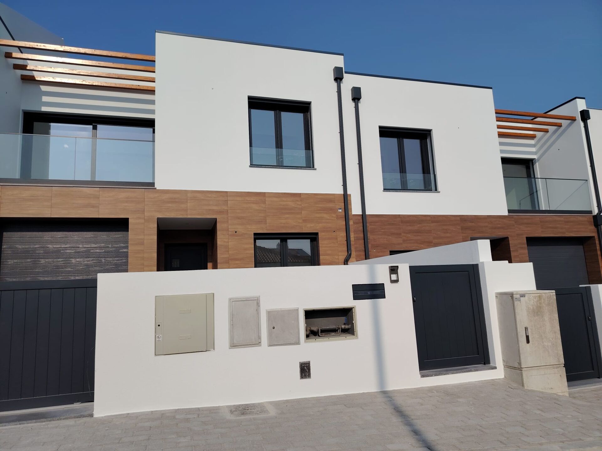 Moradia geminada T4 com garagem 