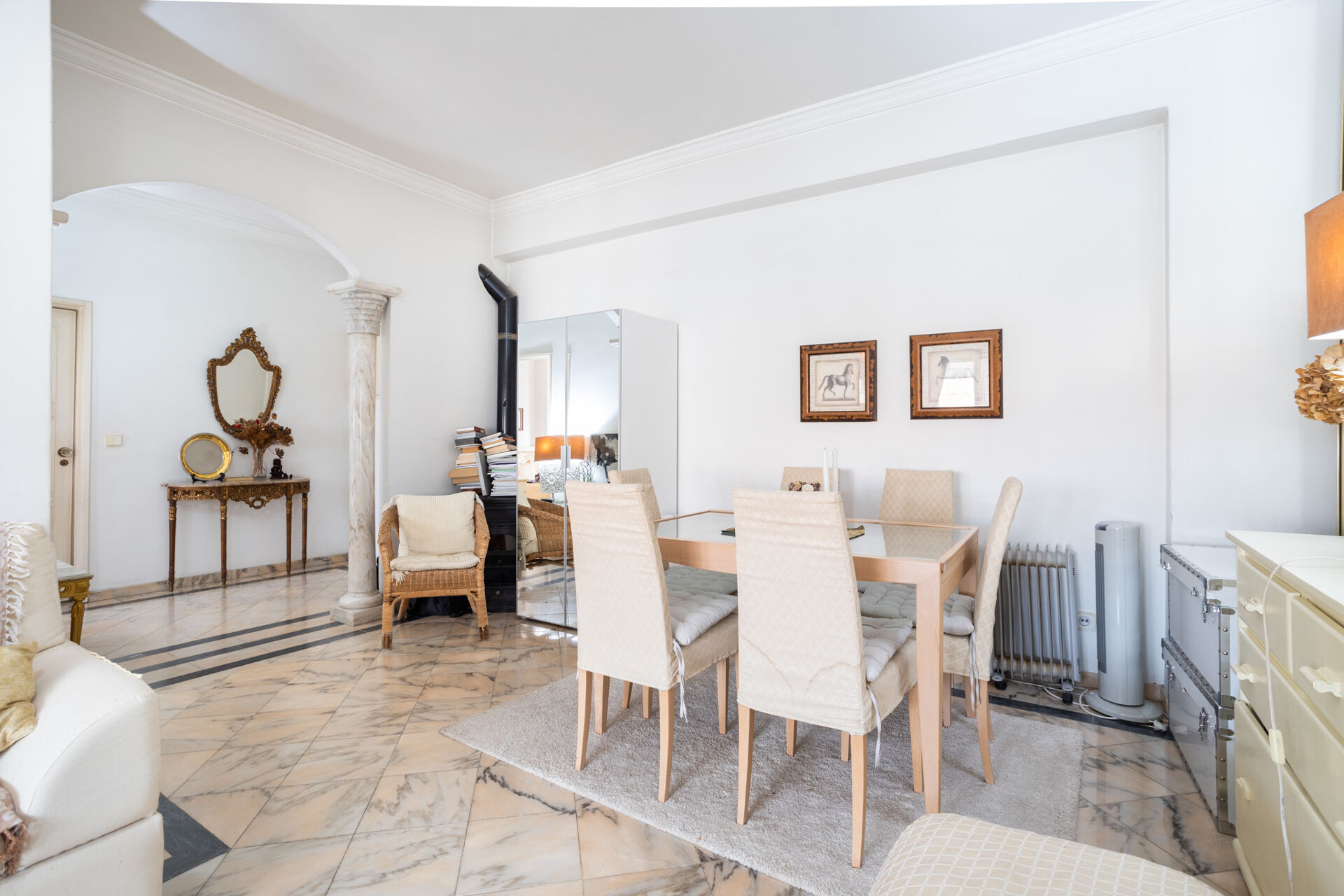 Apartamento T1 Encantador: Charme Tradicional com Conforto Moderno no Coração da Cidade!