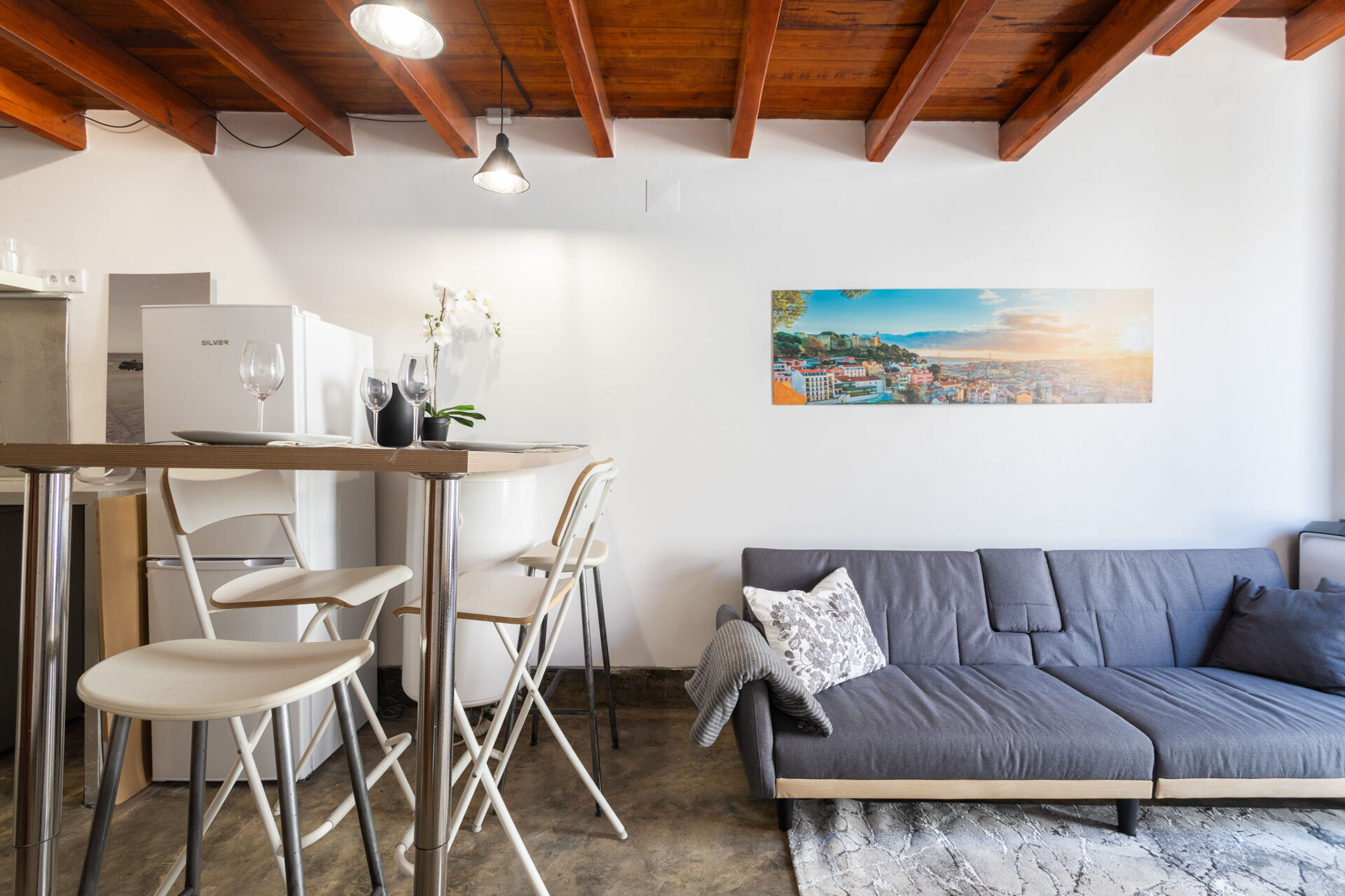 Apartamento T1 Duplex ao Lado do Castelo de S. Jorge: Charme Histórico com Toque Contemporâneo!