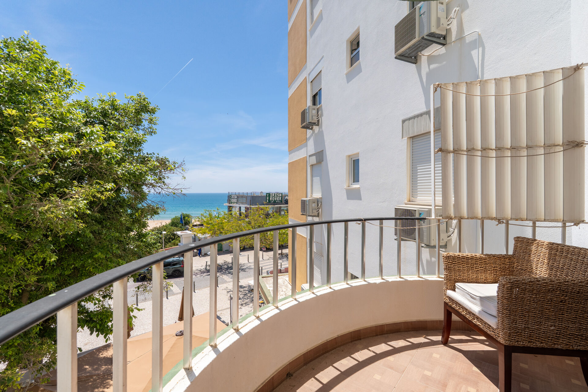 T2 na Praia da Rocha com vista mar e estacionamento.