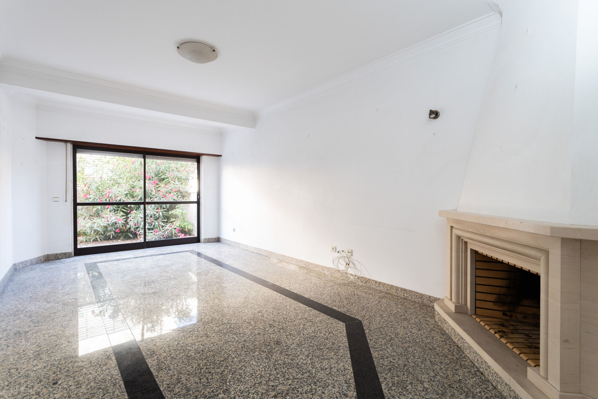 Encantador Apartamento Familiar em Zona Tranquila com Terraço e Lareira!