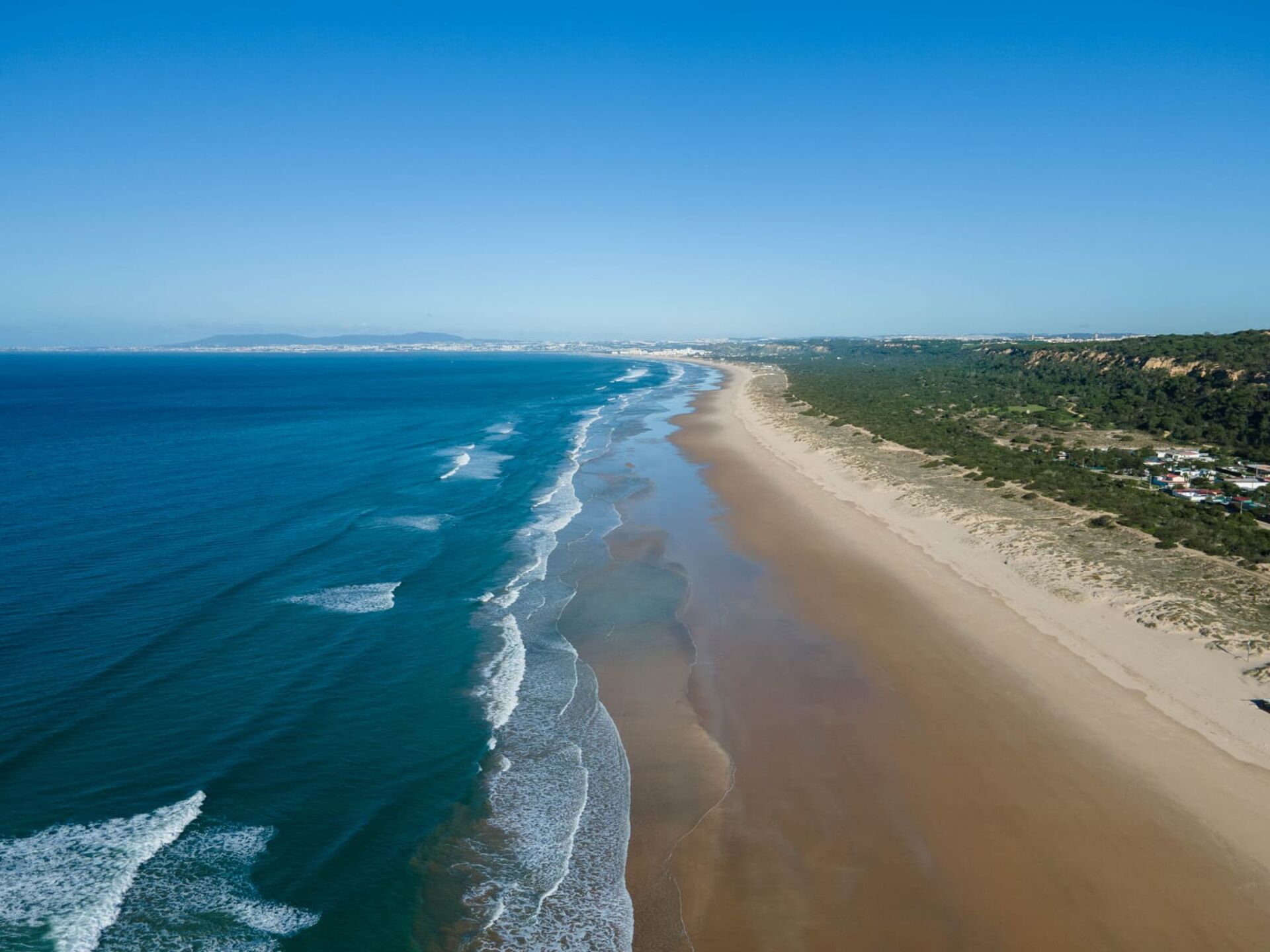 Moradia de Sonho na Herdade da Aroeira: Elegância, Conforto e Segurança junto ao Campo de Golfe!