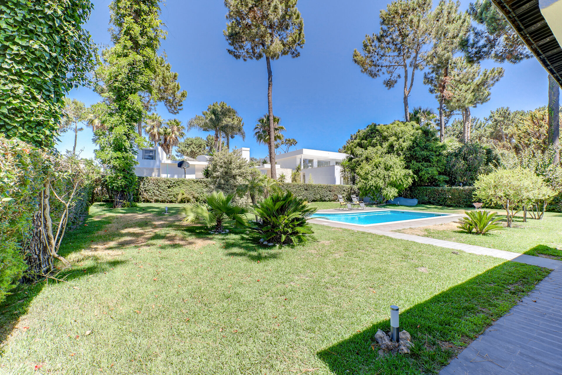 Moradia de Sonho na Herdade da Aroeira: Elegância, Conforto e Segurança junto ao Campo de Golfe!