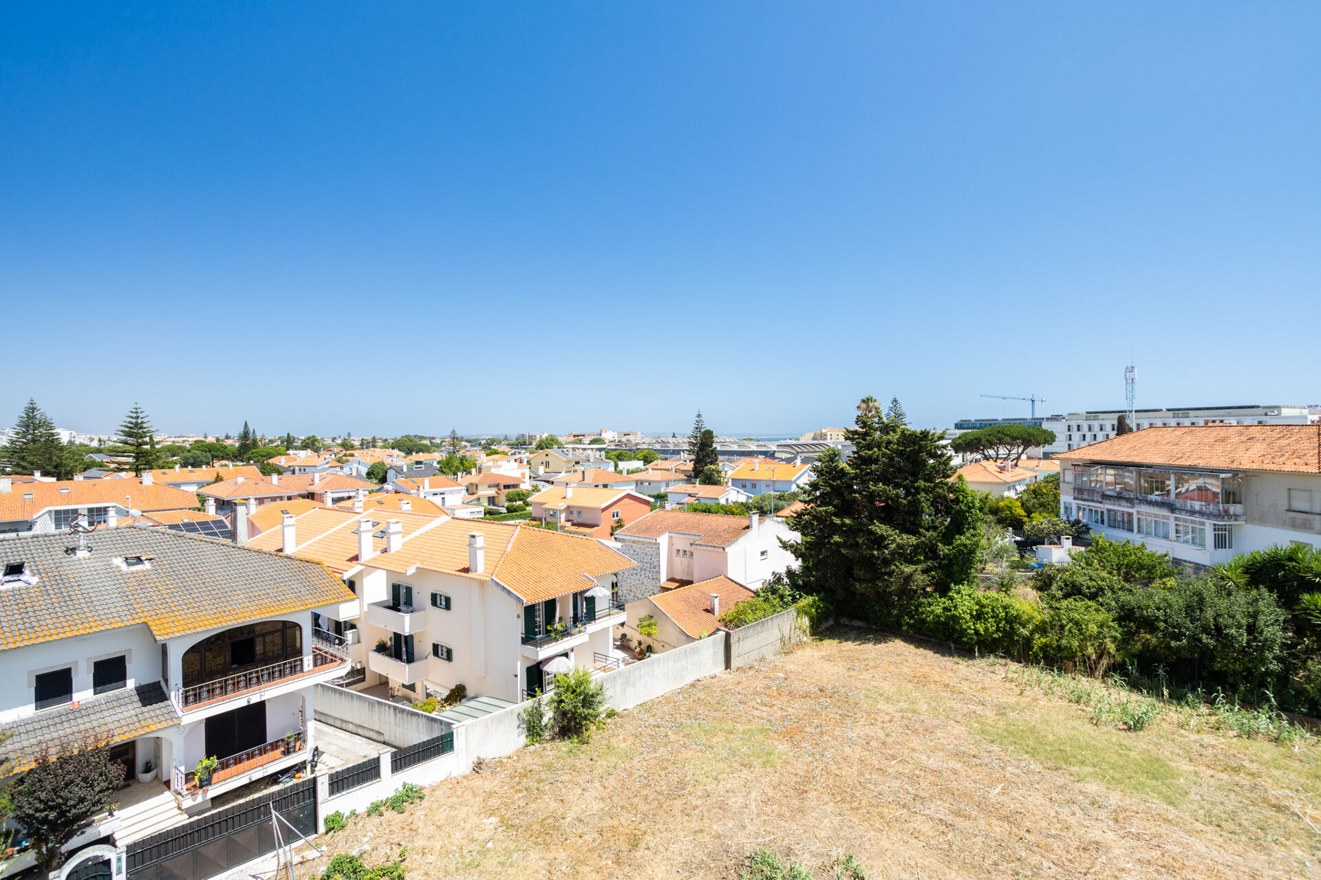 Exclusivo T3+1 Remodelado com Vista Mar e Conforto Incomparável no Alto dos Lombos, Carcavelos