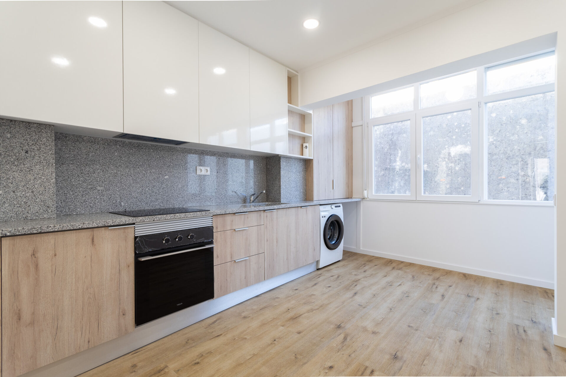 Apartamento T2 Moderno e Tranquilo com Varanda, Próximo da Ponte 25 de Abril e Cacilhas!
