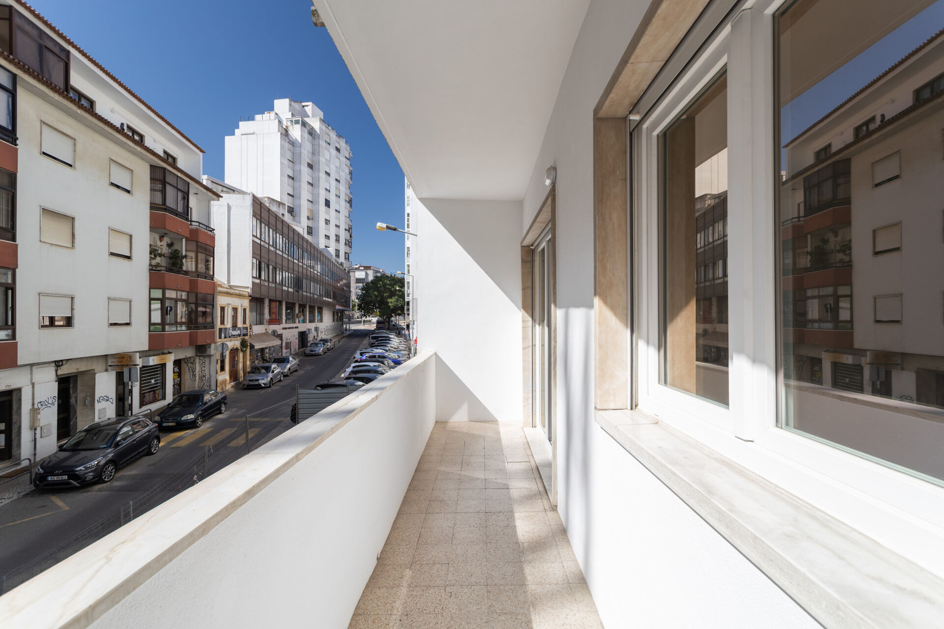 Apartamento T2 Moderno e Tranquilo com Varanda, Próximo da Ponte 25 de Abril e Cacilhas!