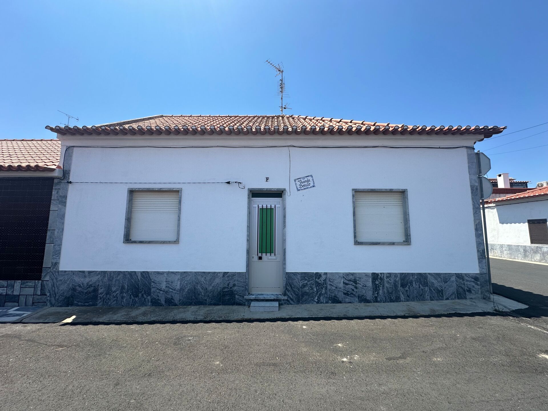 Moradia terrea com garagem e Terraço em Moura