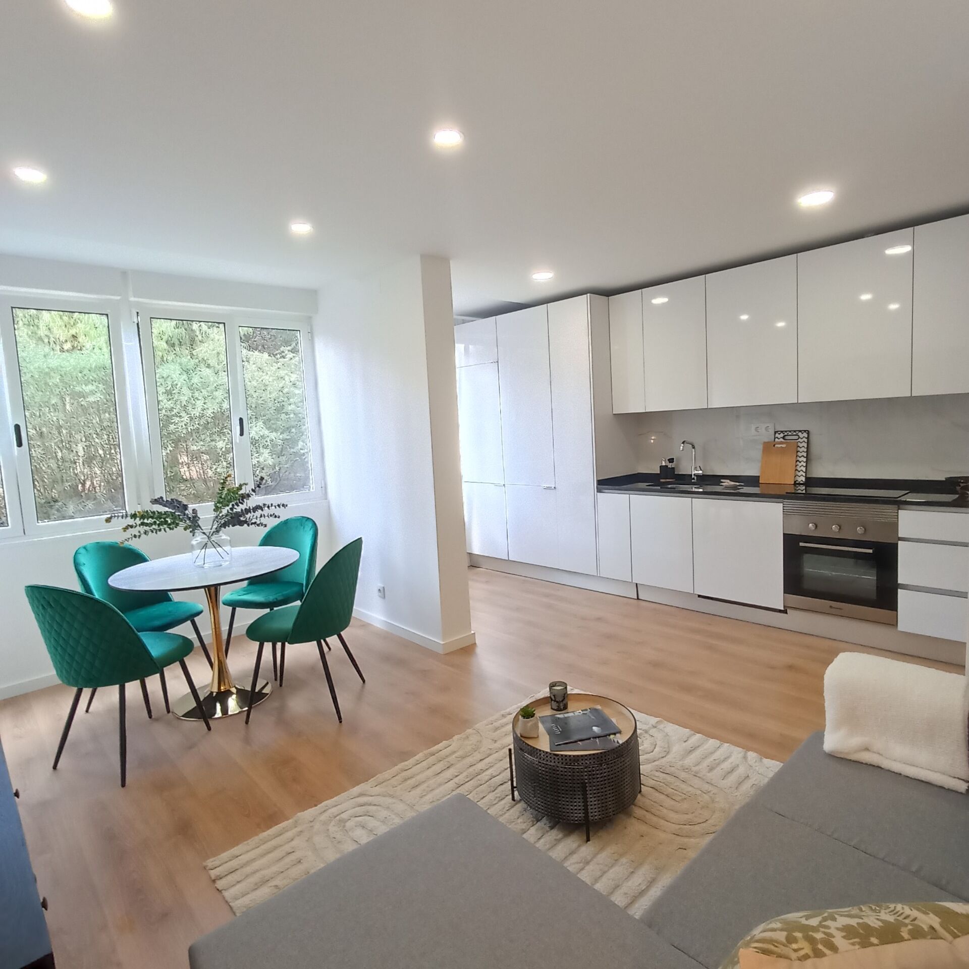 Descubra o Seu Refúgio Familiar: Apartamento Moderno e Renovado em Zona Privilegiada!
