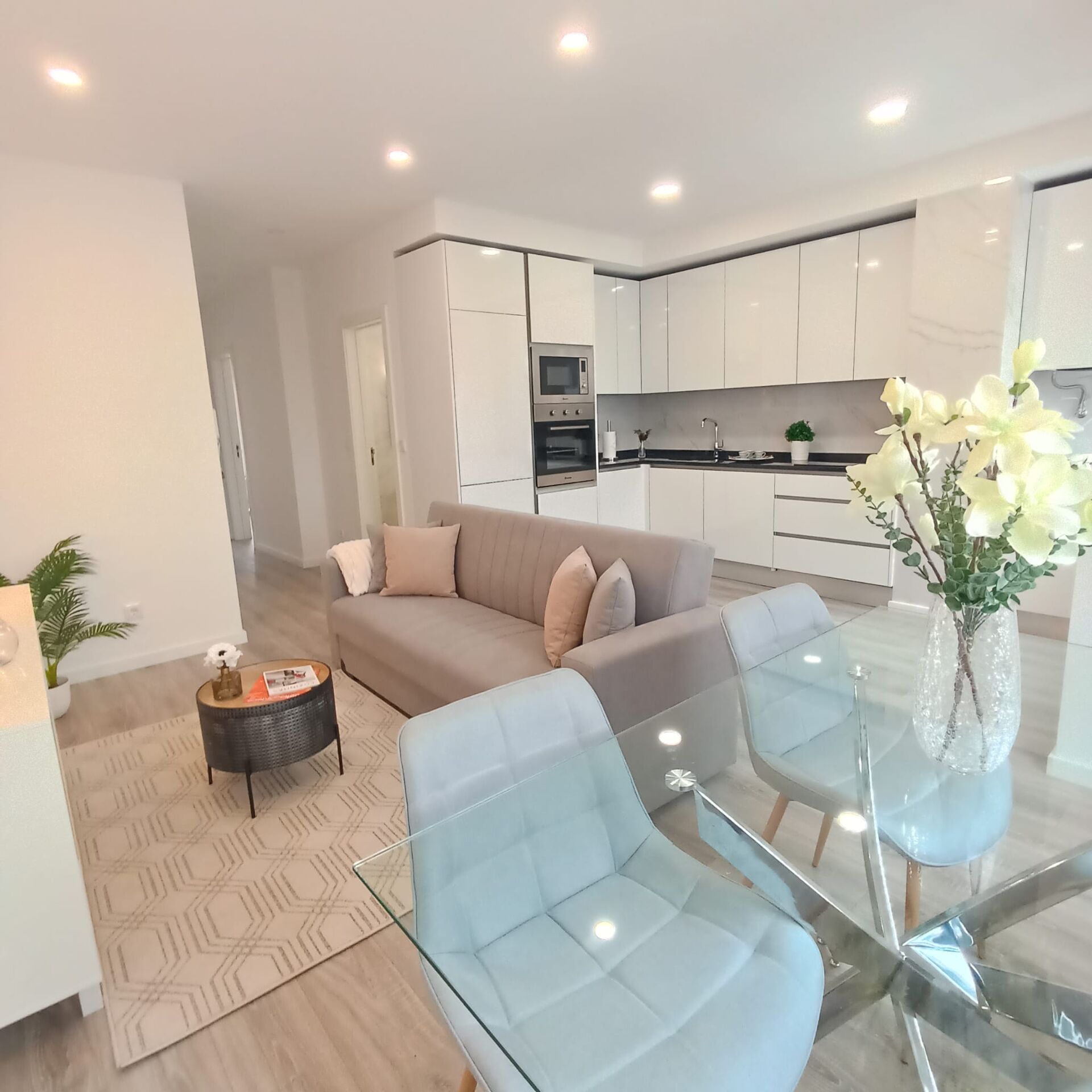 Descubra o Seu Refúgio Familiar: Apartamento Moderno e Renovado em Zona Privilegiada!
