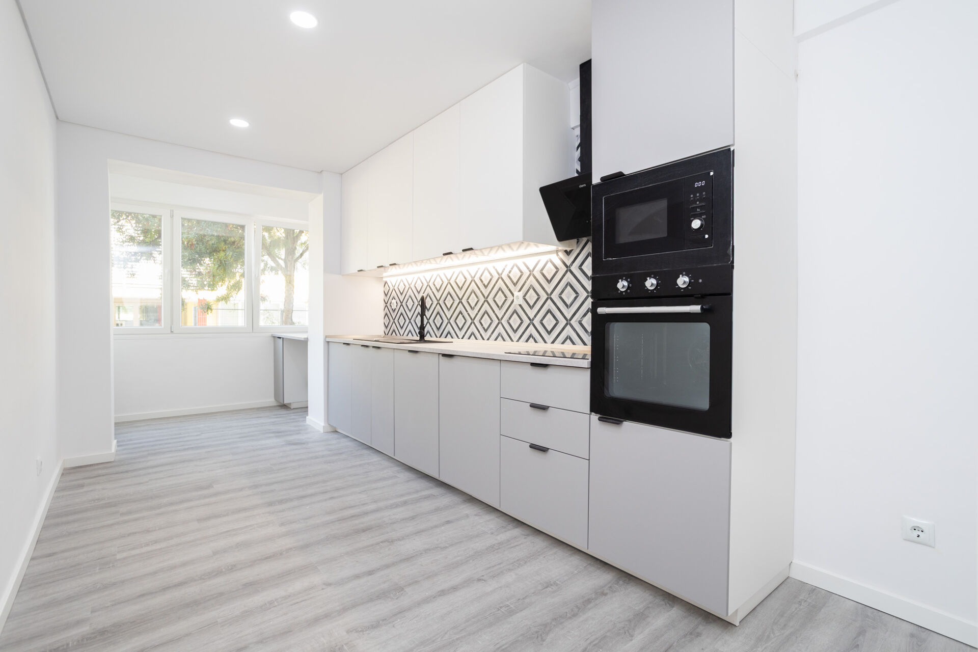 Apartamento Remodelado de 4 Assoalhadas, Feijó/Almada