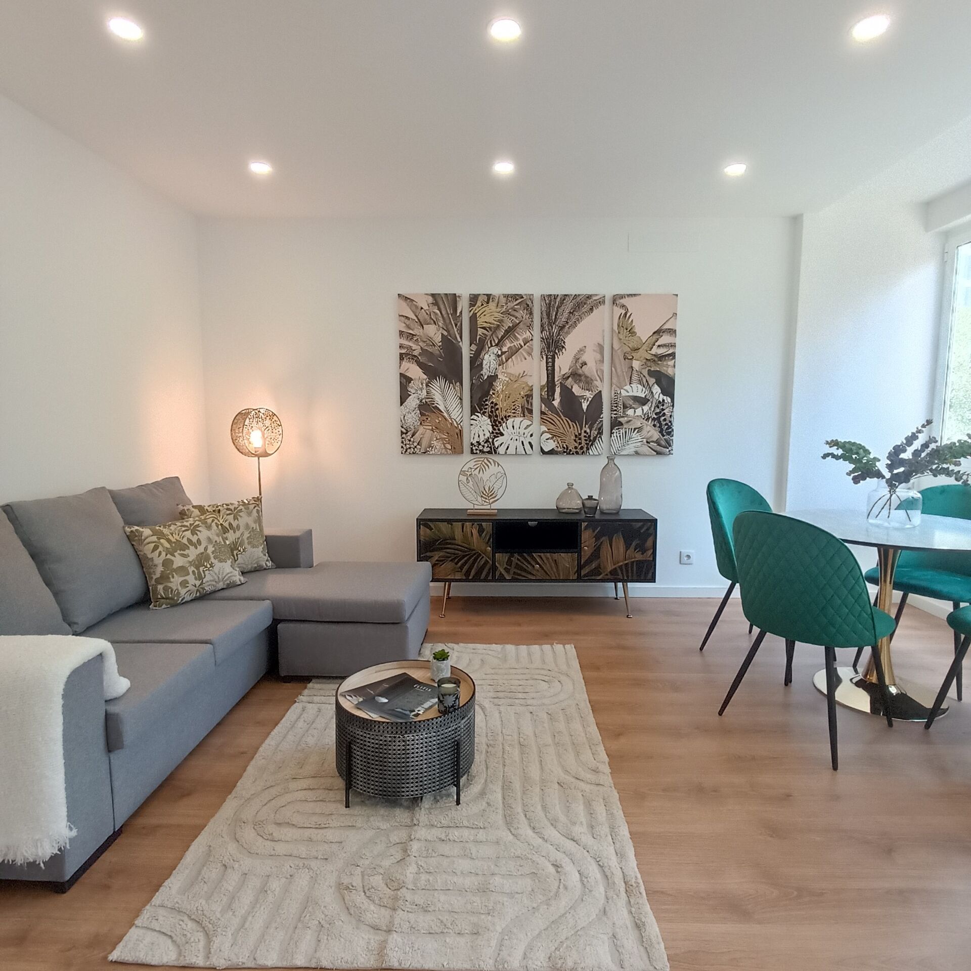 Elegância e Conforto para Famílias: Apartamento Remodelado com Logradouro e Suíte na Localização Ideal!
