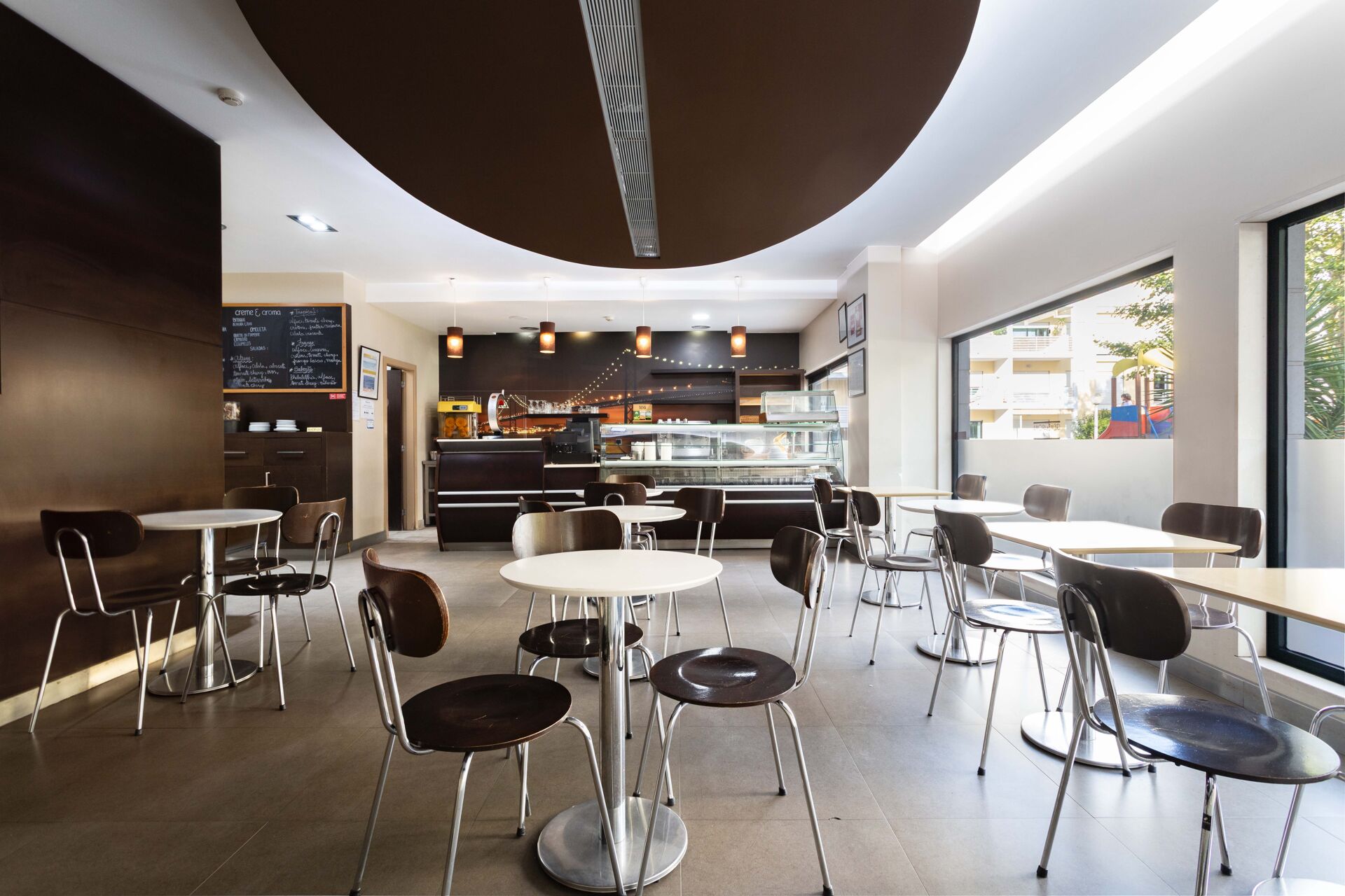 Espaço Comercial Versátil em Alcabideche: Ideal para Café ou Transformação em Apartamento T2!