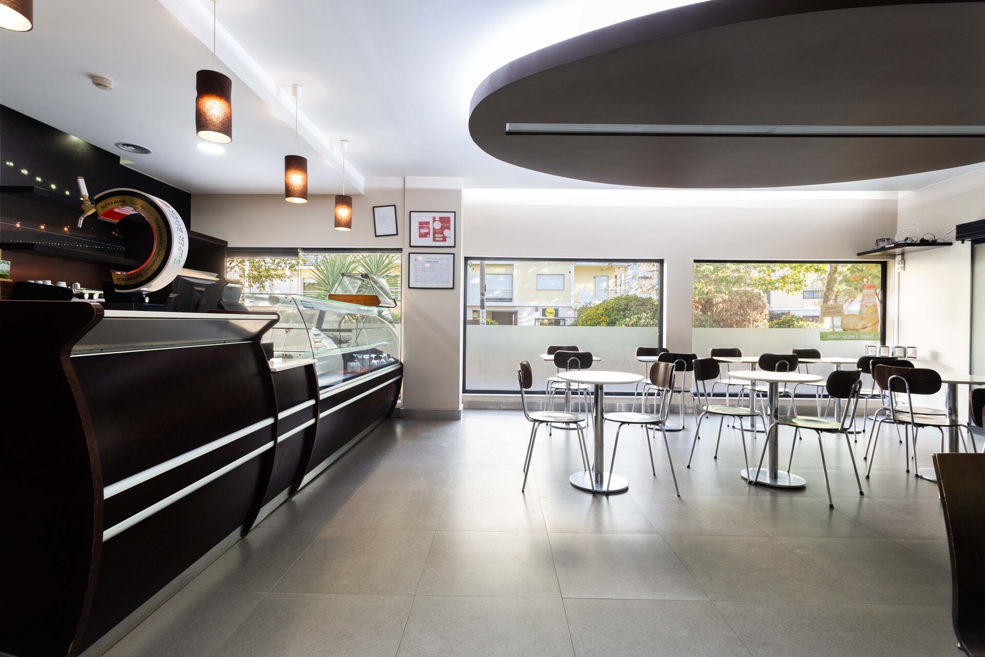Espaço Comercial Versátil em Alcabideche: Ideal para Café ou Transformação em Apartamento T2!
