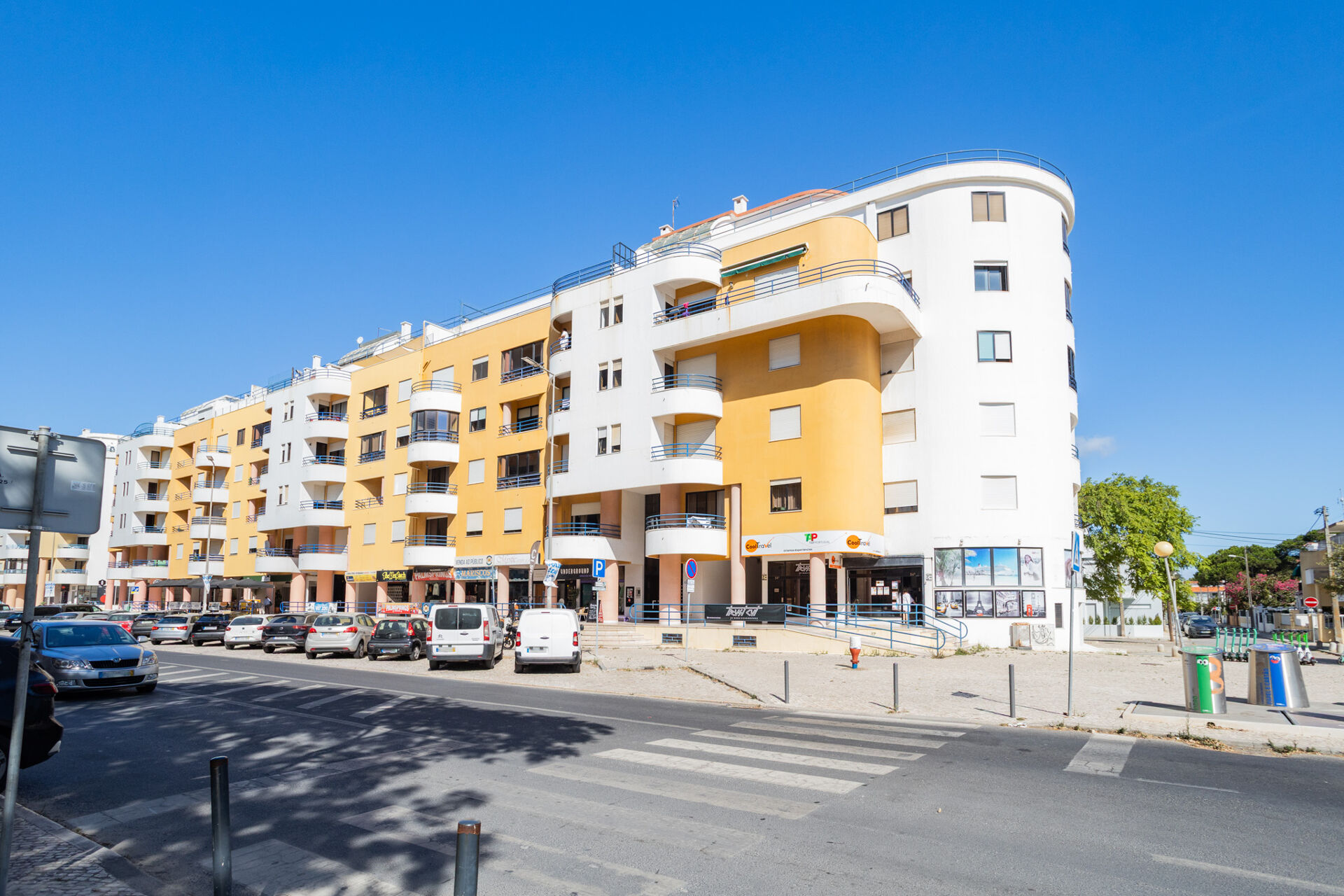 Apartamento Moderno com Vista Mar: O Refúgio Perfeito Perto das Praias da Costa!