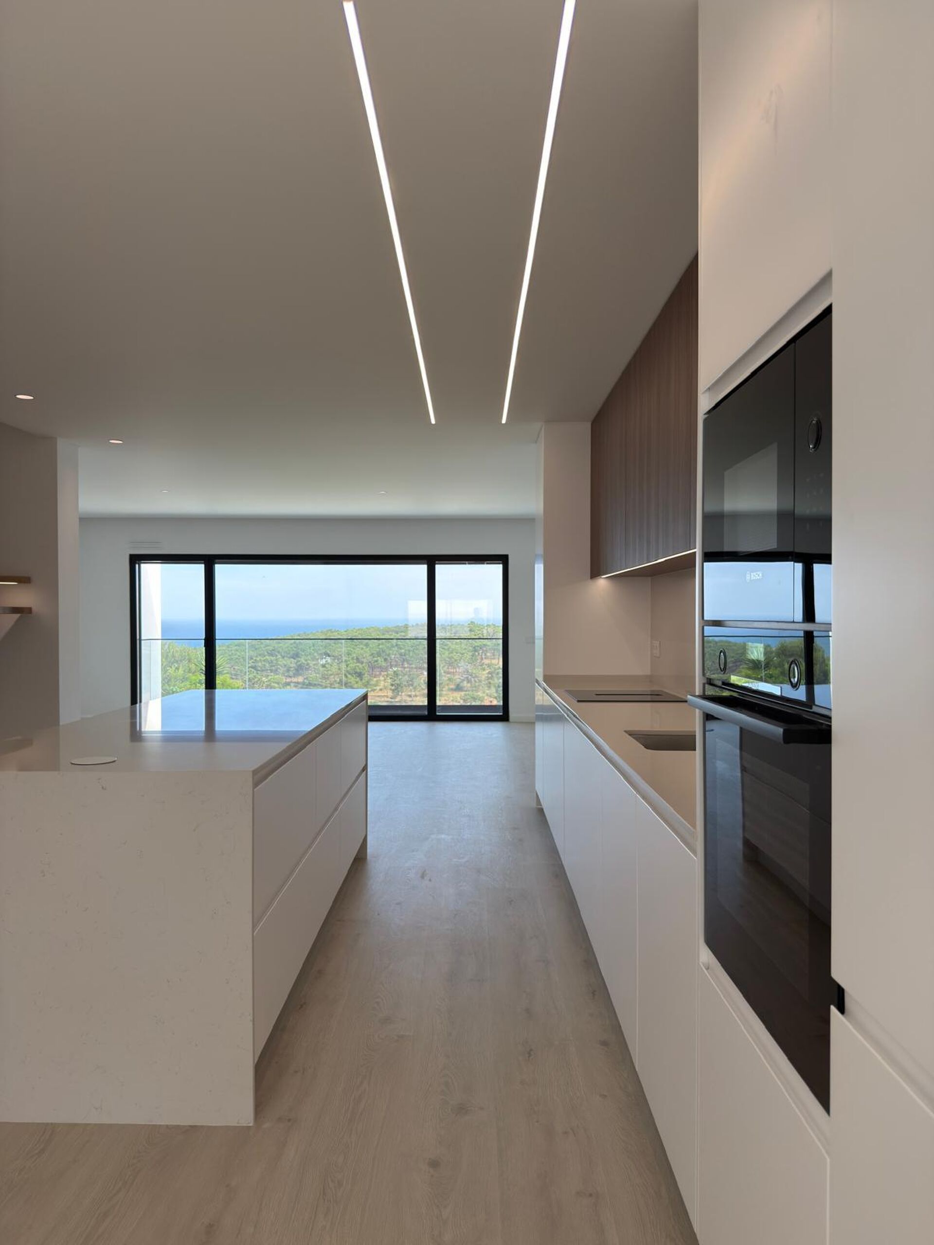 Moradia na Ericeira: Elegância Contemporânea com Vista de Mar
