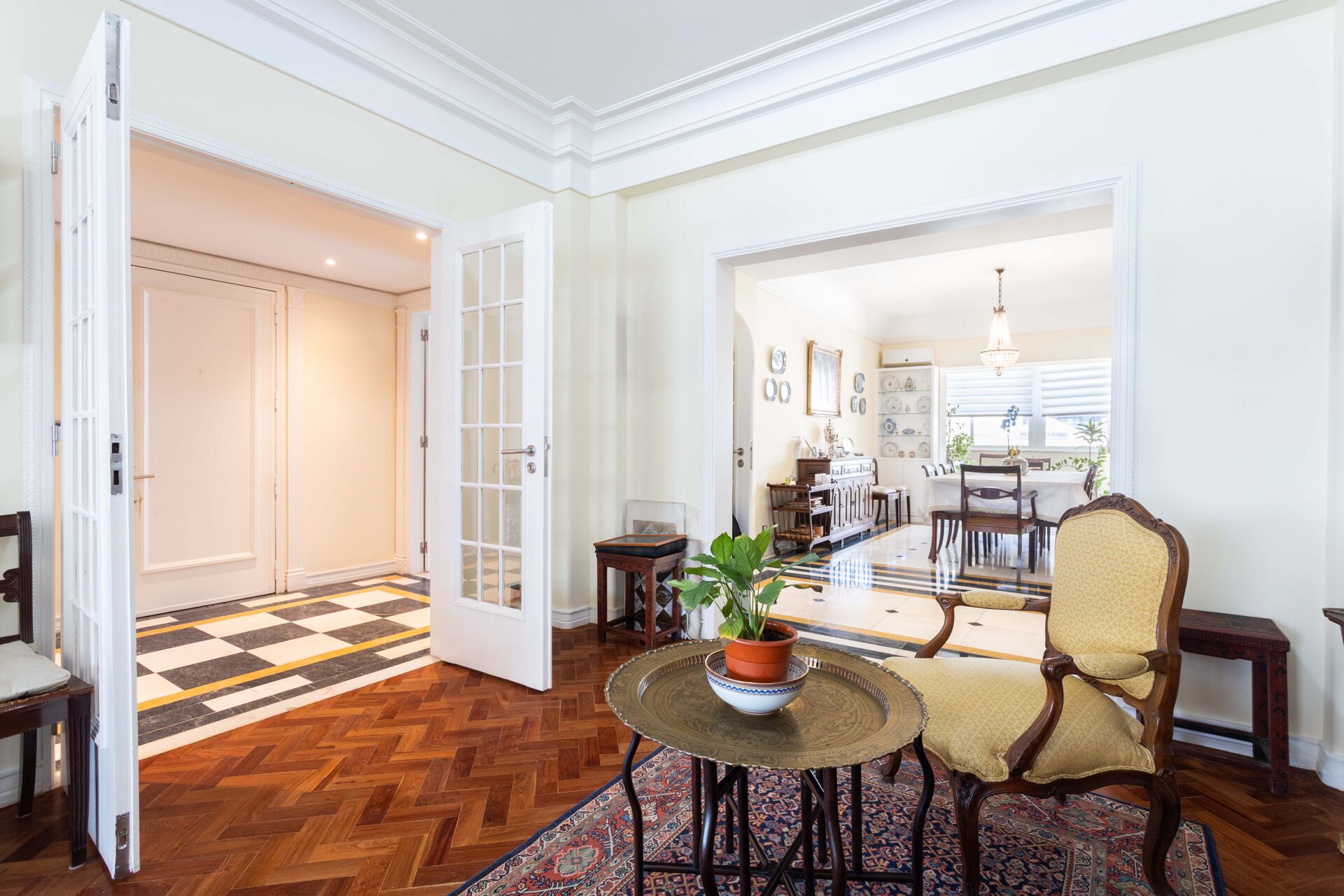 Apartamento Luxuoso na Avenida da República: 6 Quartos com Varandas e Estacionamento Privativo!