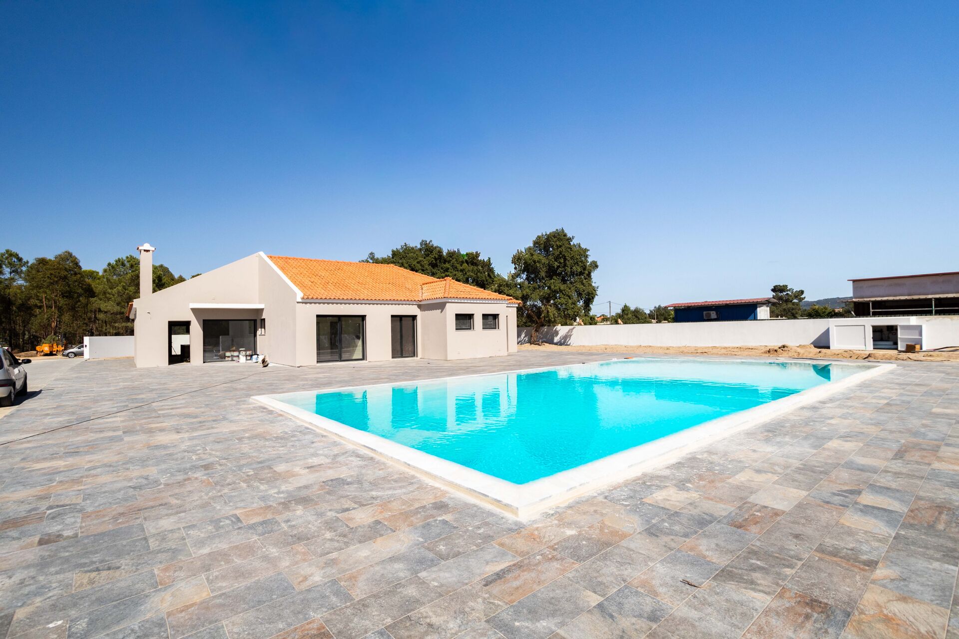 Moradia de Sonho na Quinta do Anjo: Espaço, Conforto e Elegância para a Sua Família!