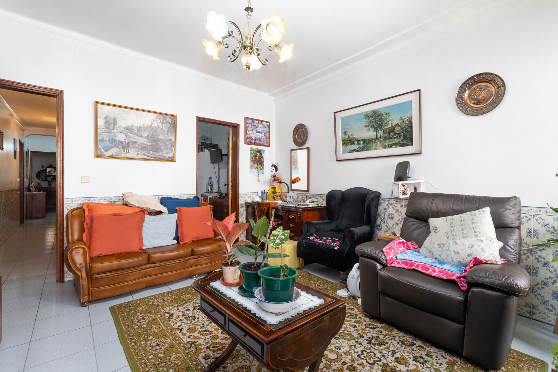 Apartamento com 6 assoalhadas no Coração de Lisboa: Comodidade e História à Porta!