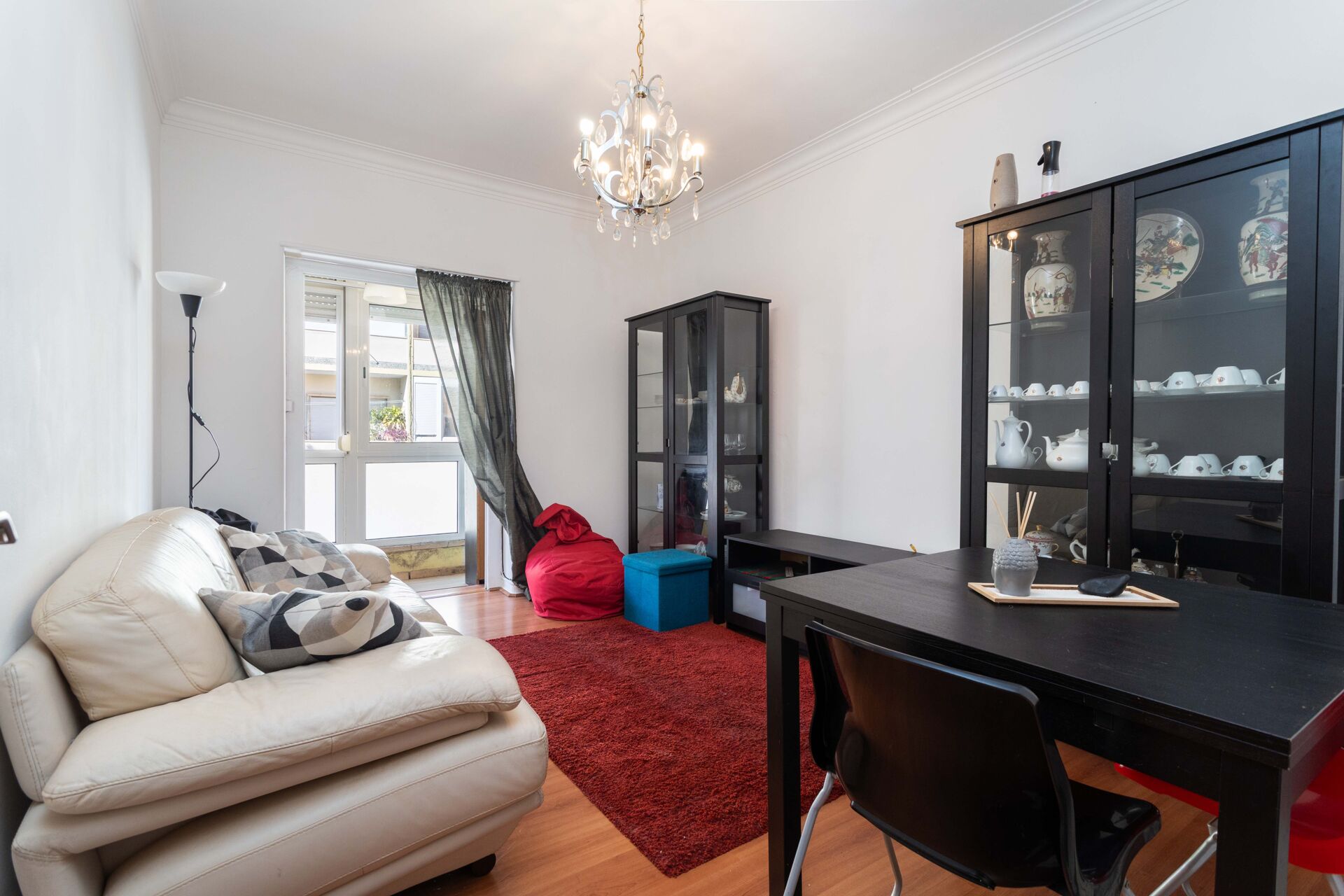 Apartamento Acolhedor e Espaçoso para Famílias: Conforto e Praticidade num Local Tranquilo