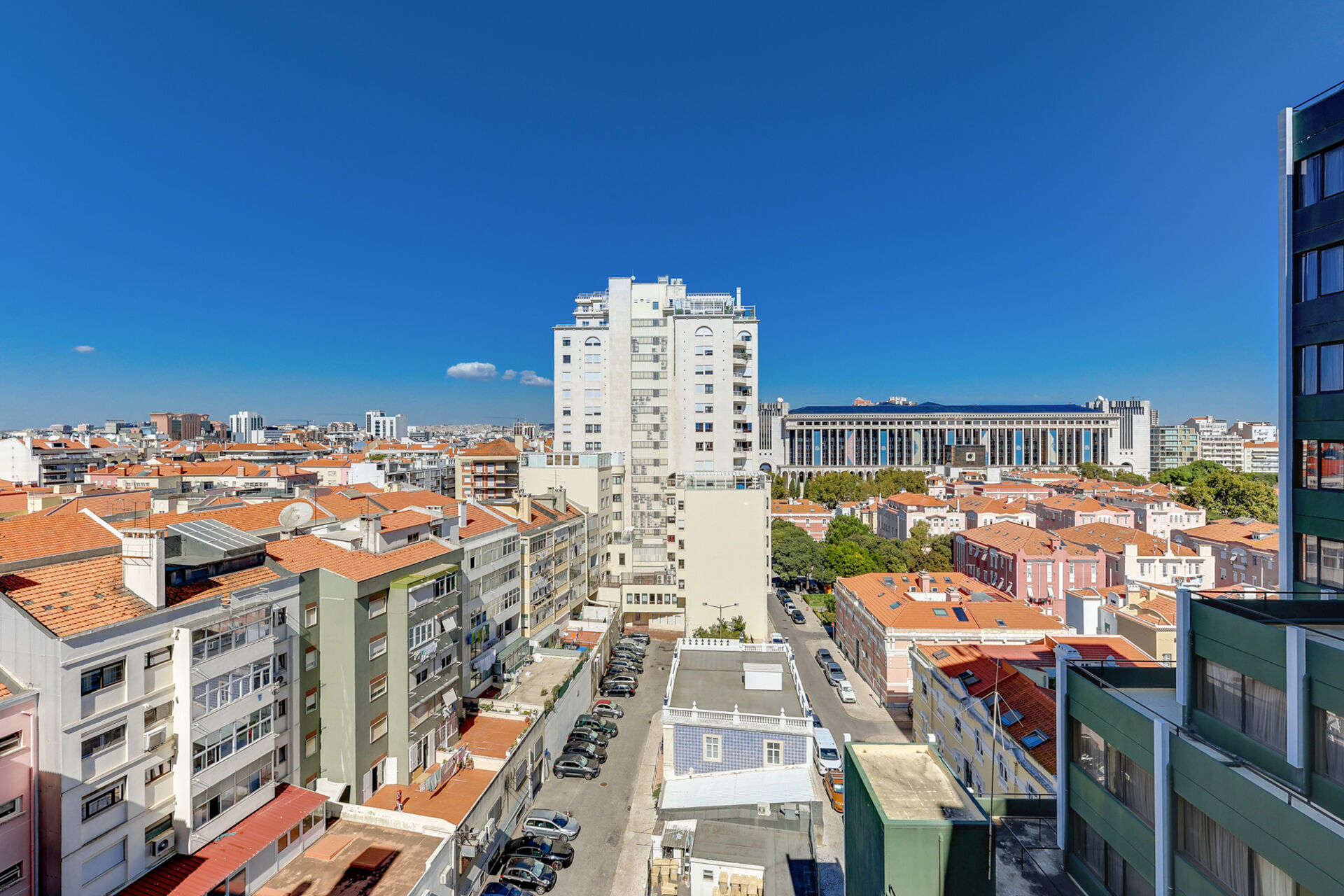 Penthouse Triplex de Luxo Remodelado em Lisboa: 4 Suítes, Vistas e Exclusividade