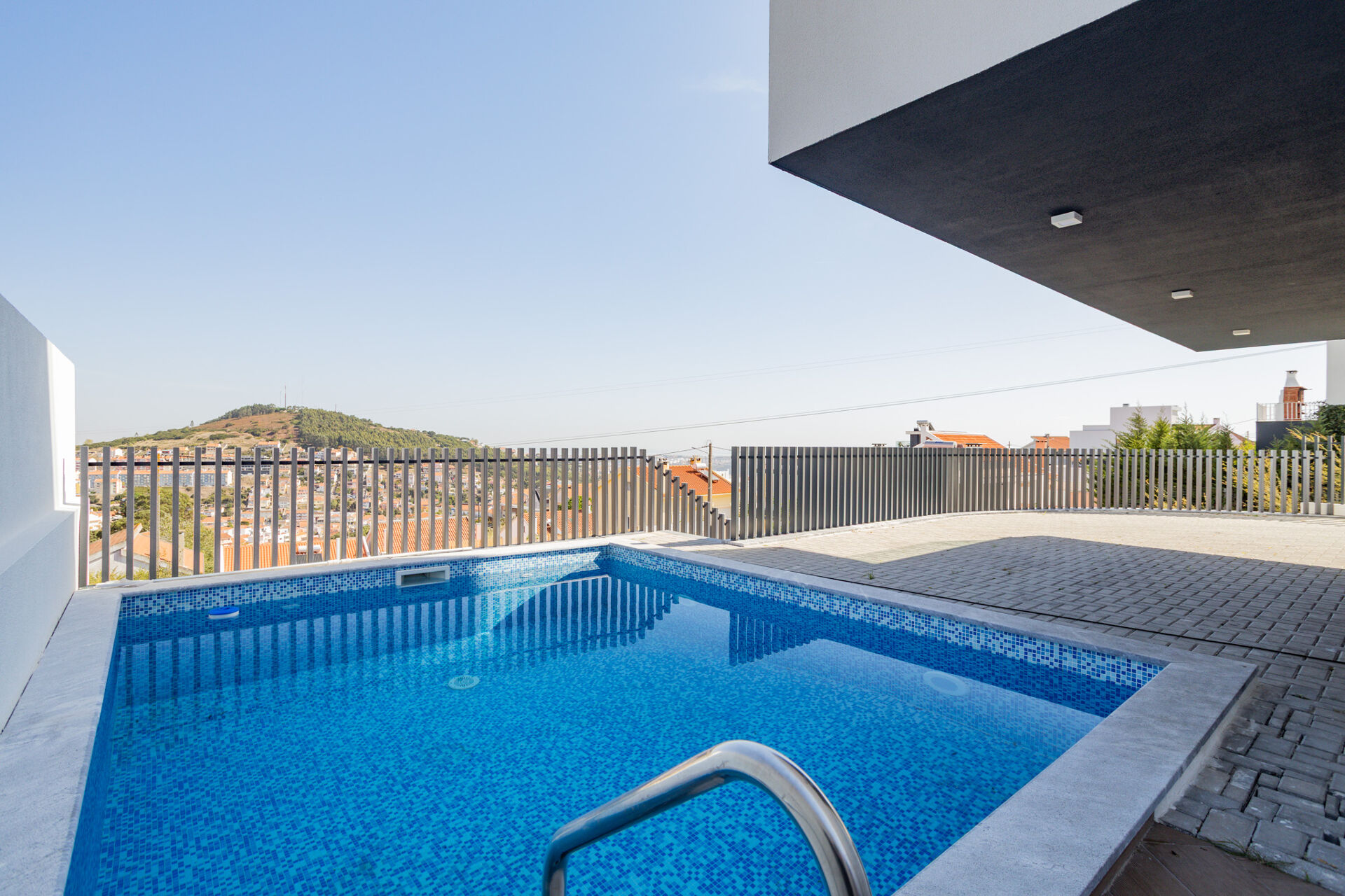 Luxuosa Moradia Isolada com Vista Panorâmica sobre Lisboa e Rooftop Privado com Piscina – Viva o melhor da vida urbana em estilo incomparável!
