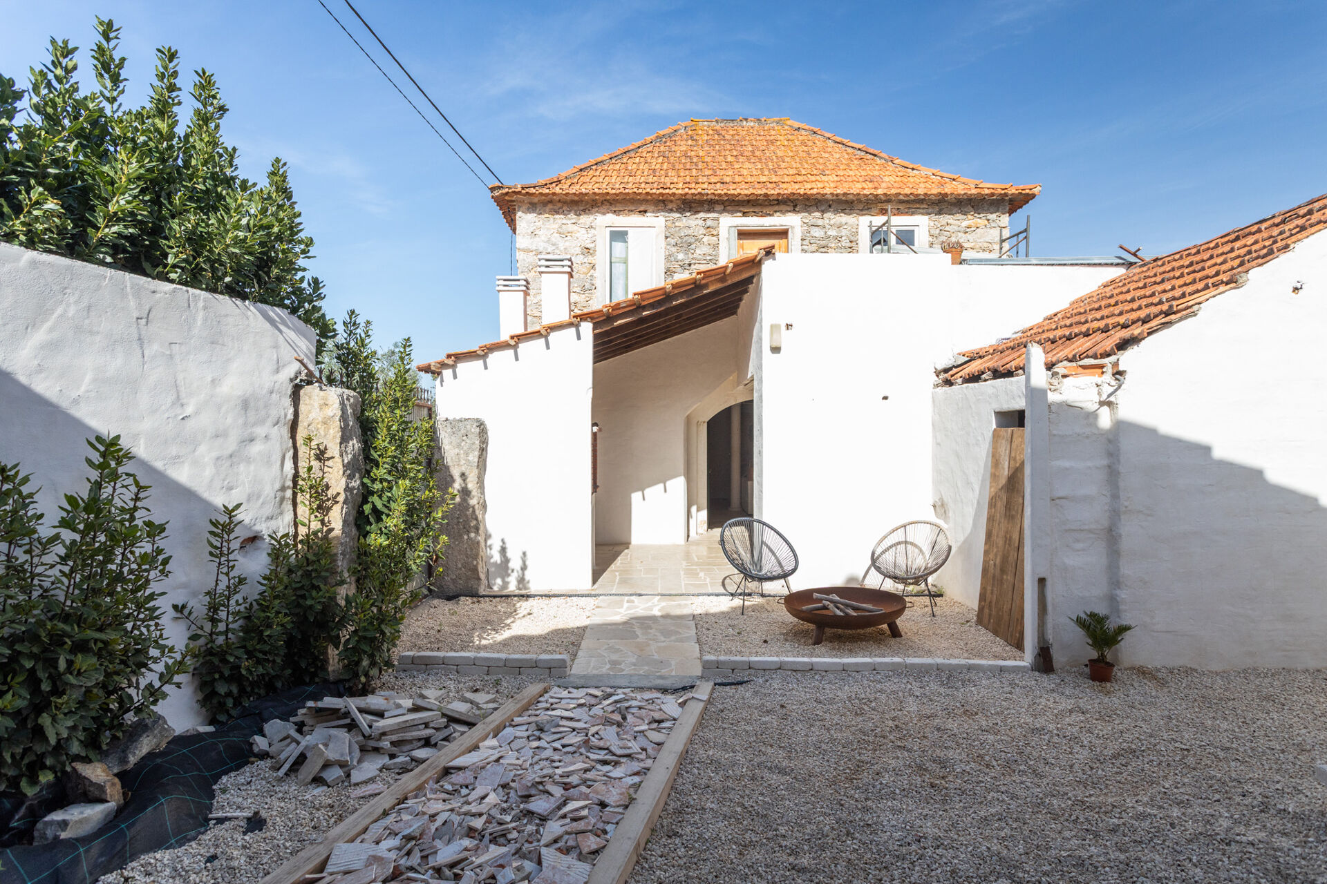 Encantadora Moradia T3 para Reconstrução com Terreno Amplo e Potencial Incrível em Aljubarrota