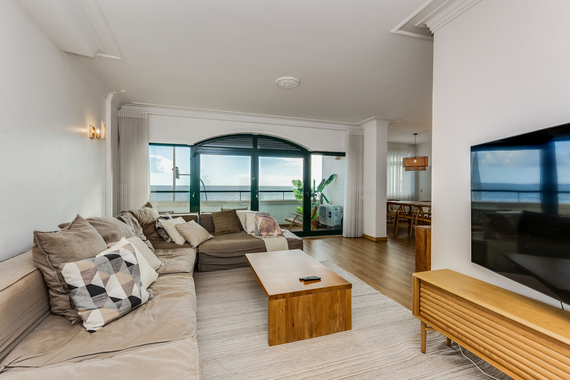 Luxuoso Duplex Costeiro: Design Contemporâneo e Vistas Deslumbrantes ao Seu Alcance