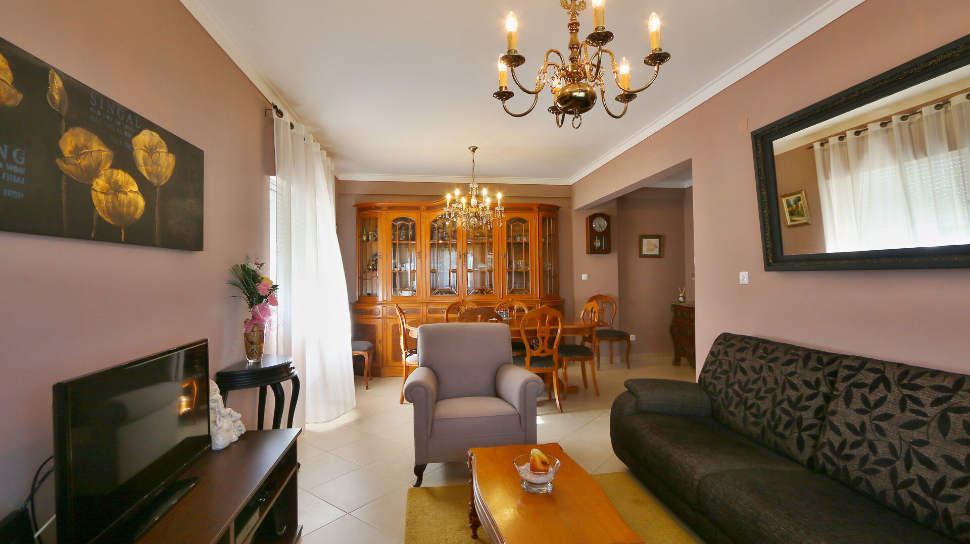 Apartamento T4 com 163m2, parqueamento e arrecadação.