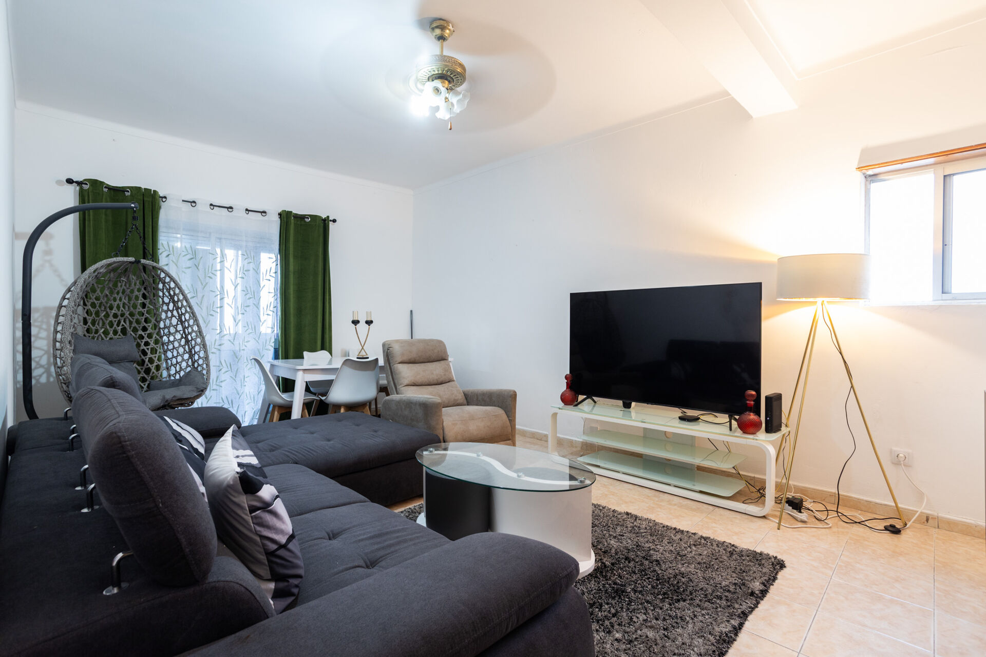 Encontre o Refúgio Familiar Perfeito: Aconchegante T3 em Zona Tranquila e Central!