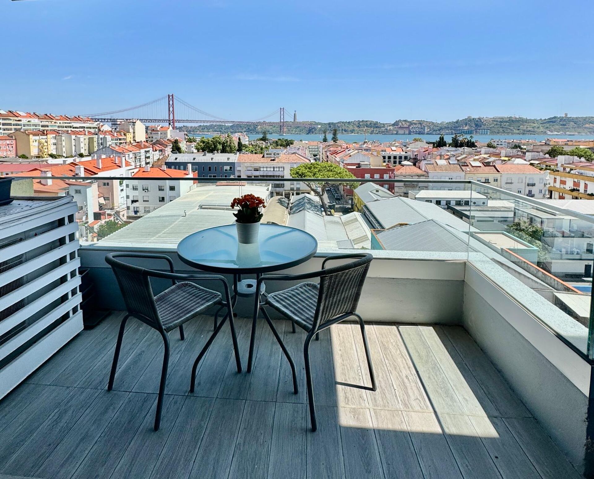 Apartamento T2 com Vista Magnífica sobre o Tejo e Ponte 25 de Abril!