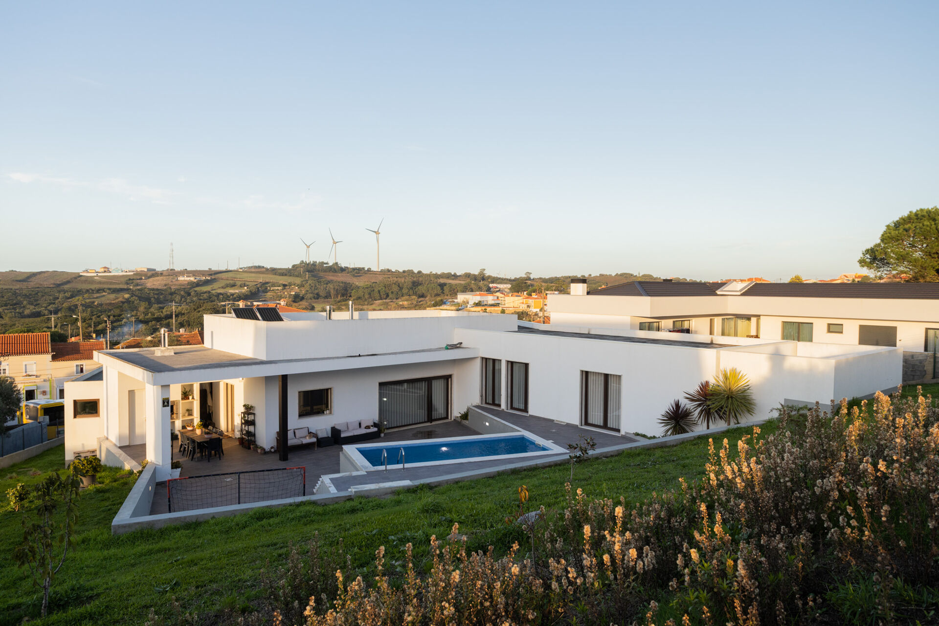 Luxuosa Moradia Térrea nos Arredores de Lisboa: Conforto, Privacidade e Sustentabilidade em 2740 m² de Puro Encanto!
