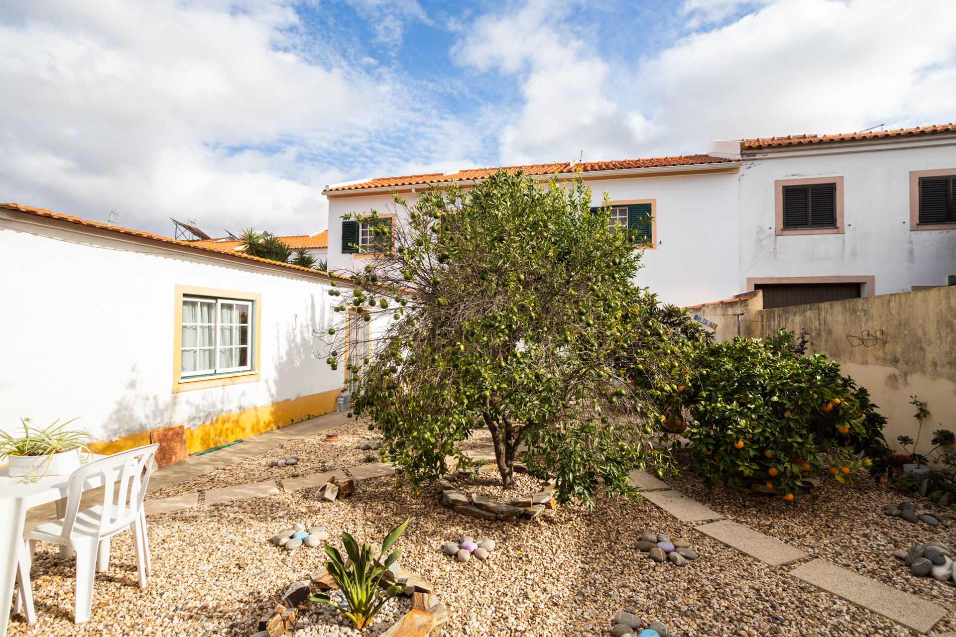 Moradia Geminada Aconchegante com 5 Quartos e Jardim em Localização Tranquila — Perfeita para Famílias!
