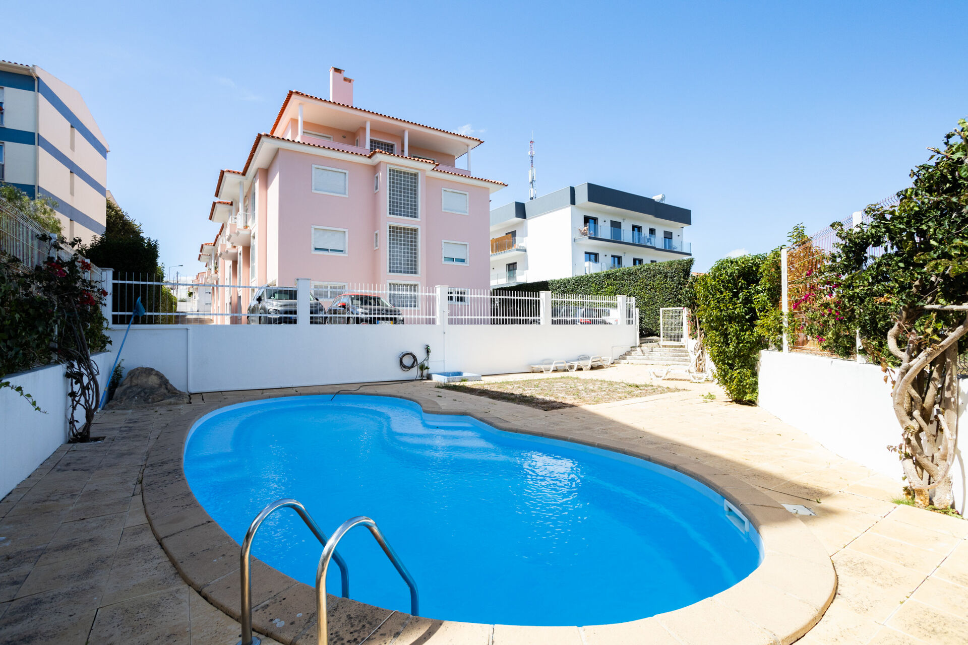 T3 de Luxo em Condomínio Fechado "Casas de Rana" com piscina e garagem fechada.