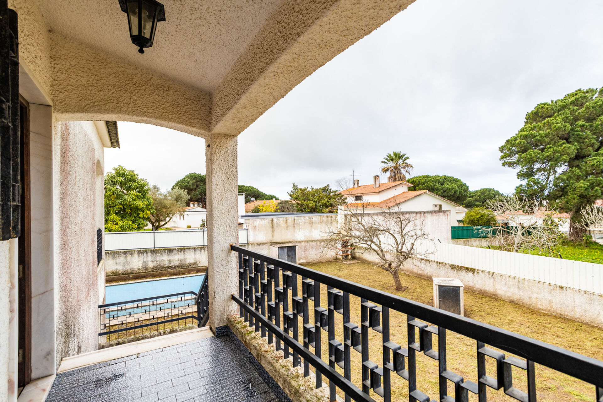 Moradia de grandes dimensões com amplo espaço exterior localizado na Cotovia, Sesimbra