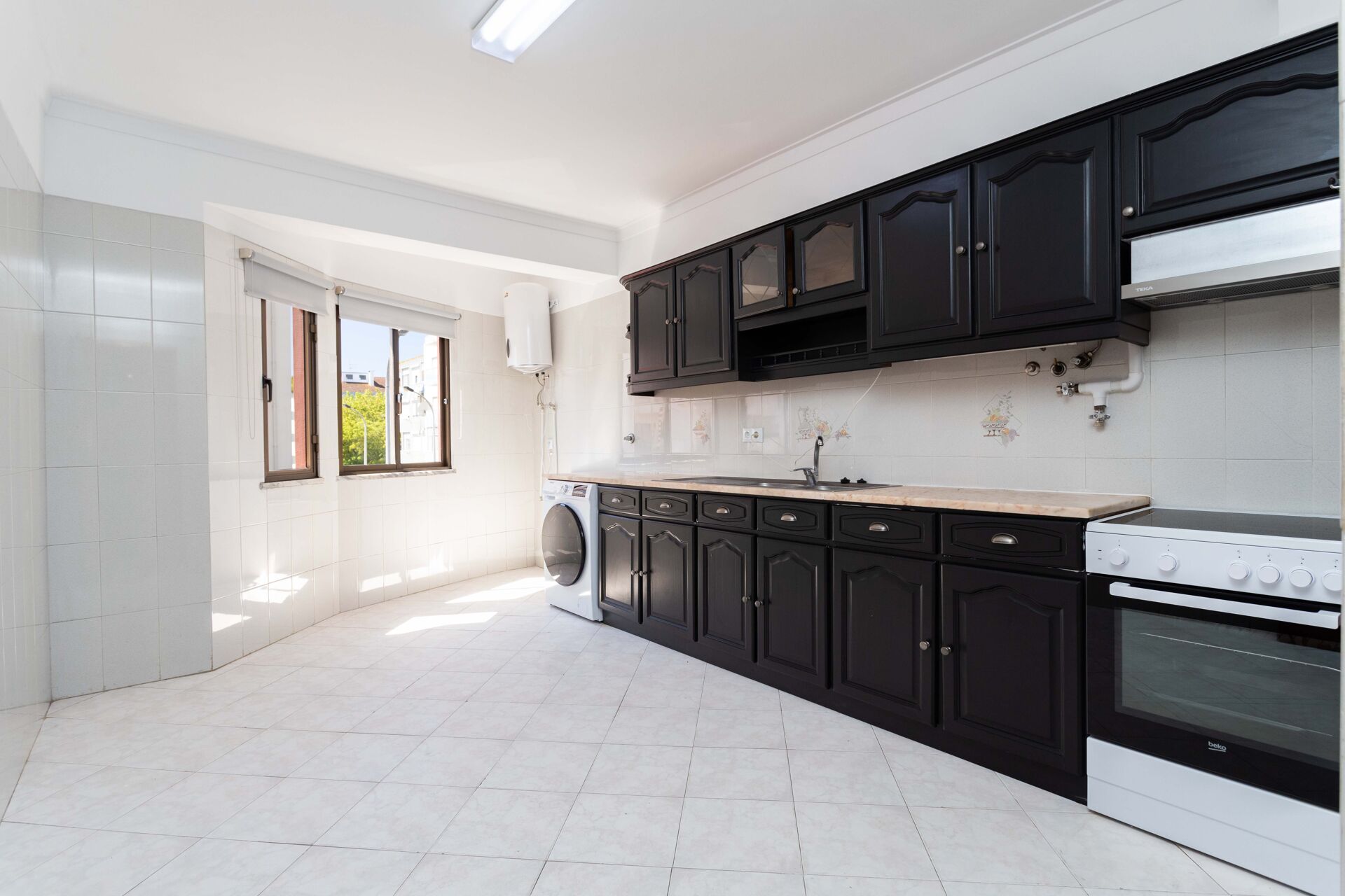 Apartamento T3 Espaçoso e Bem Localizado em Montijo: Perfeito para Si e Sua Família!