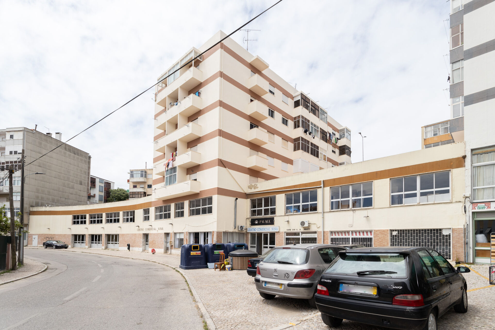 Loja no Seixal com cerca de 2 000m2
