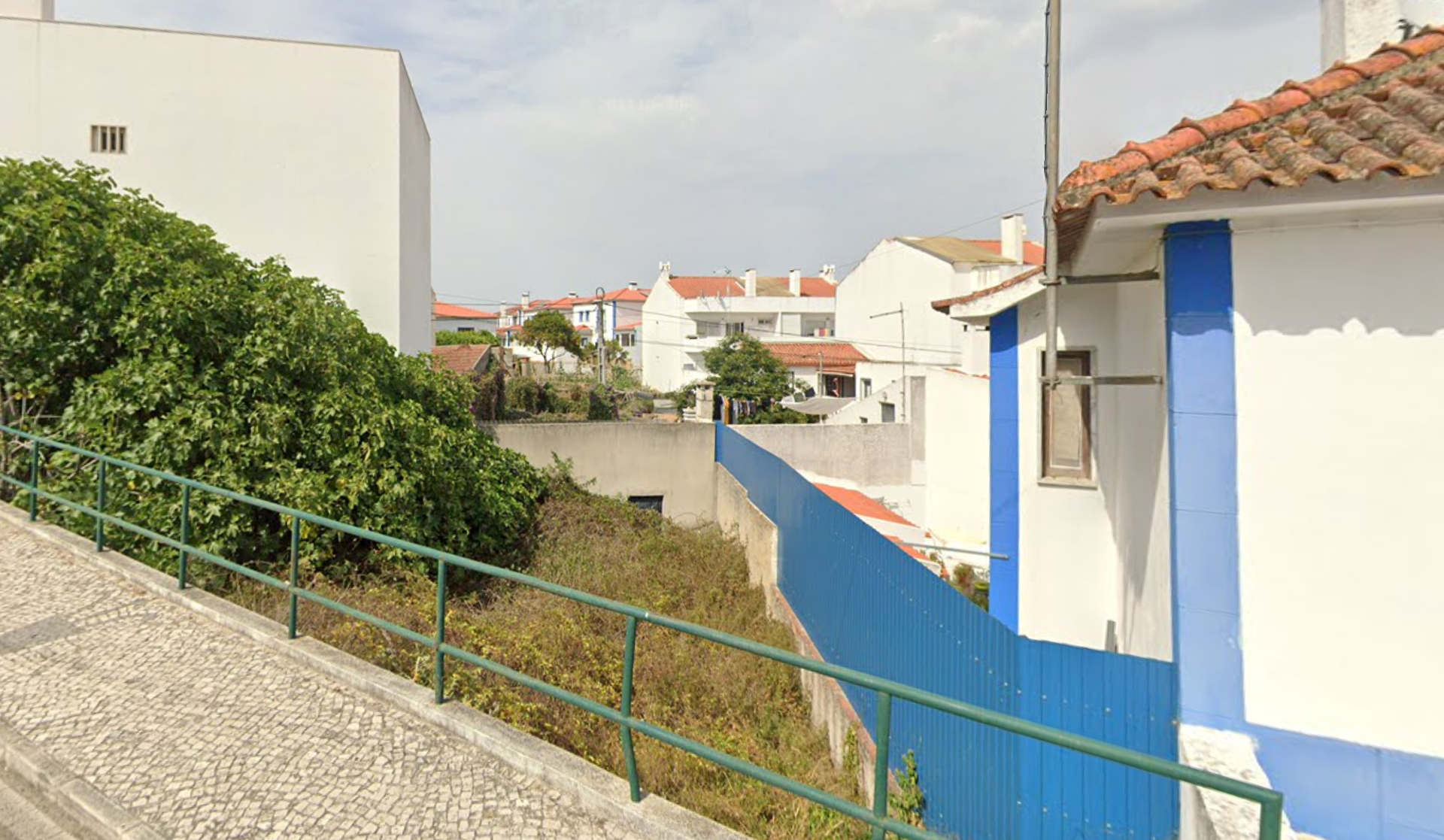  Garagem com terreno no centro de Aveiras de Cima com possibilidade construir uma moradia.