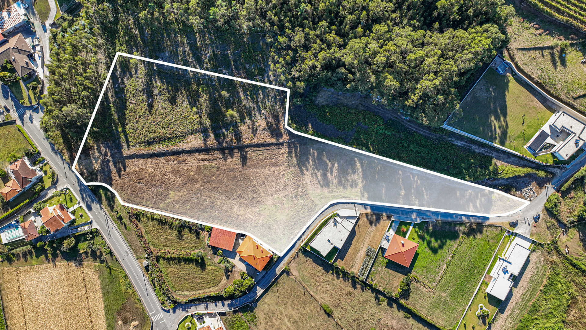 Terreno rústico de 15.520m2 em malha urbana e com possibilidade de construir em 10.000 m2